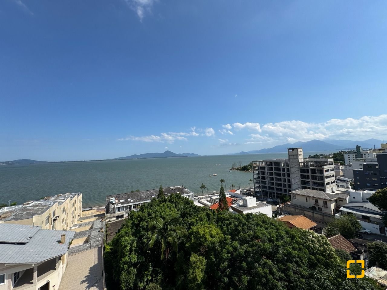 Apartamento com 69m², 3 quartos (sendo 1 suíte), 1 garagem, no bairro Coqueiros em Florianópolis