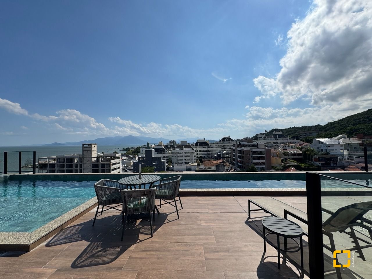 Apartamento com 69m², 3 quartos (sendo 1 suíte), 1 garagem, no bairro Coqueiros em Florianópolis