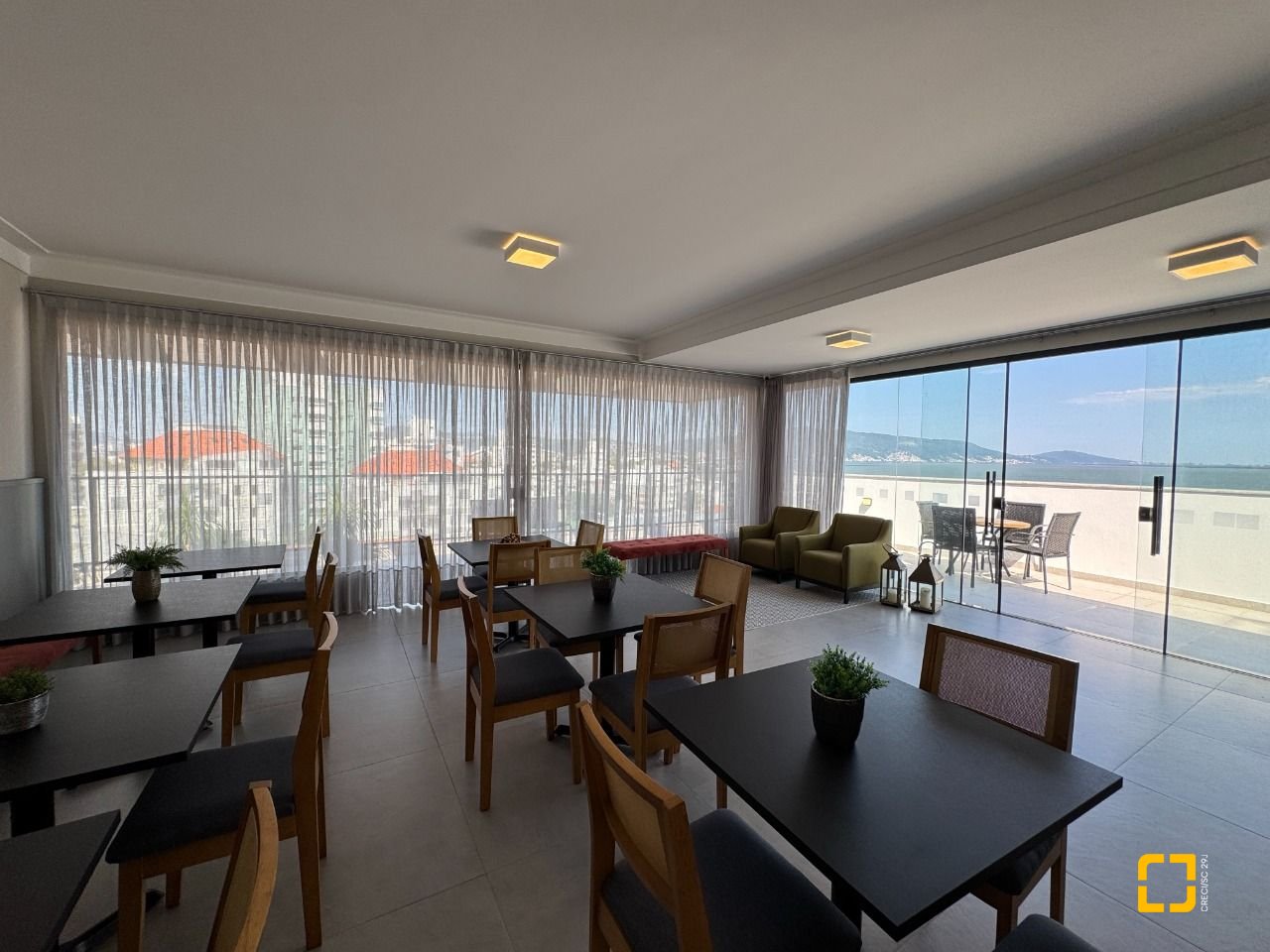 Apartamento com 69m², 3 quartos (sendo 1 suíte), 1 garagem, no bairro Coqueiros em Florianópolis
