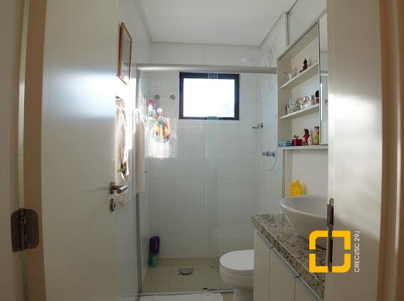Apartamento com 118m², 6 quartos (sendo 3 suítes), 2 garagens, no bairro Kobrasol em São José