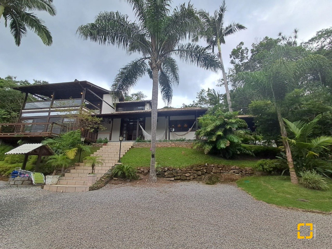 Casa de Condomínio com 1772m², 14 quartos (sendo 3 suítes), 10 garagens, no bairro Vargem Grande em Florianópolis