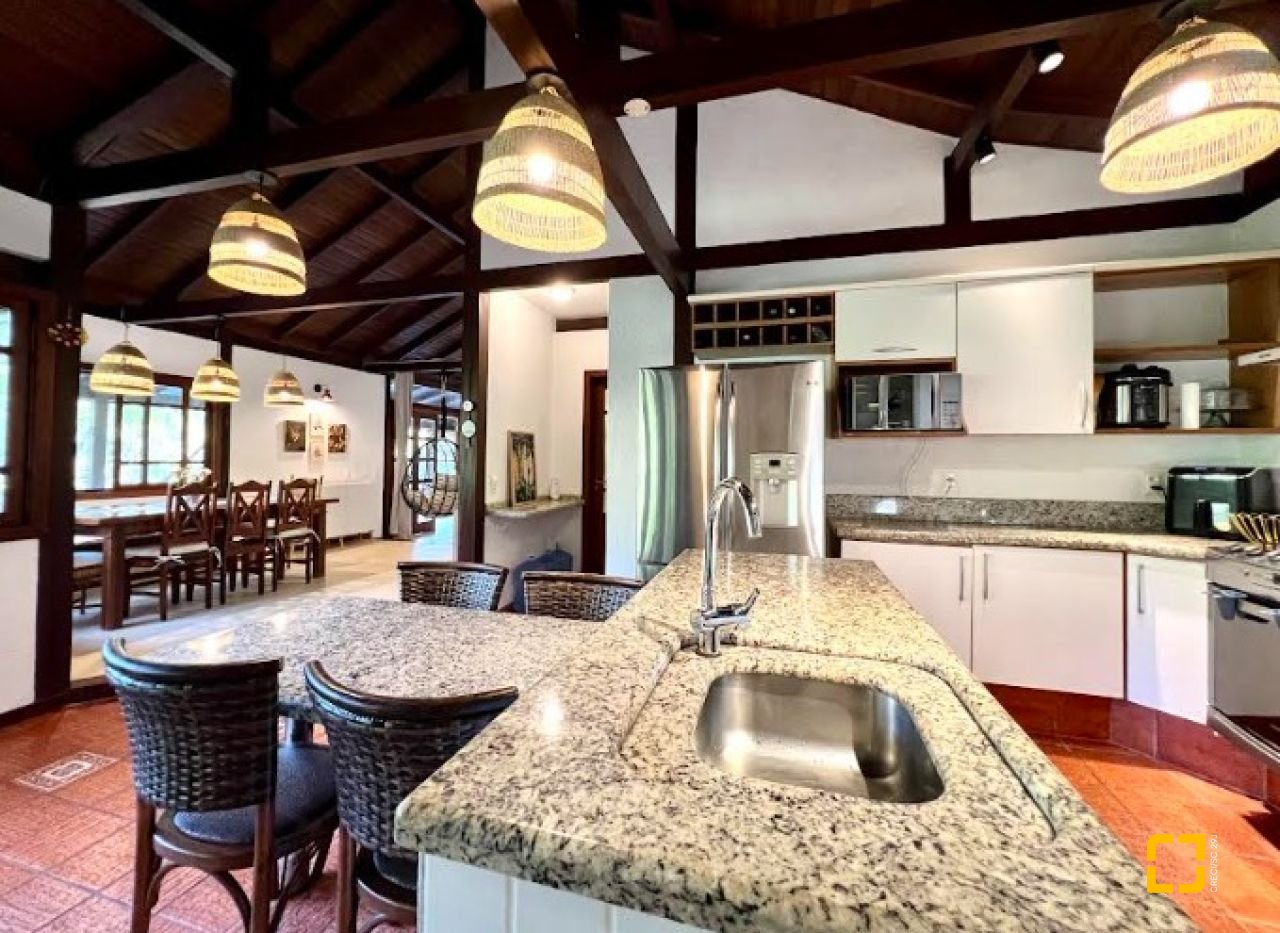 Casa de Condomínio com 1772m², 14 quartos (sendo 3 suítes), 10 garagens, no bairro Vargem Grande em Florianópolis