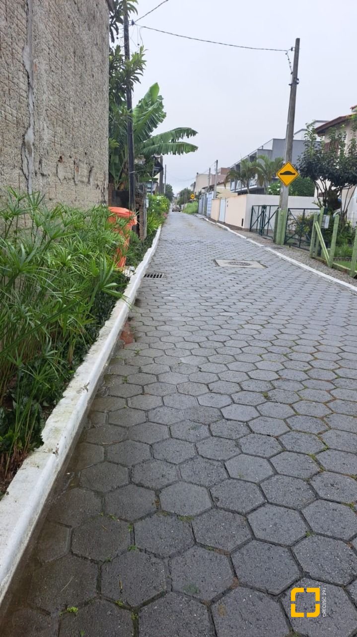 Casa com 223m², 4 quartos (sendo 1 suíte), 2 garagens, no bairro Ingleses em Florianópolis