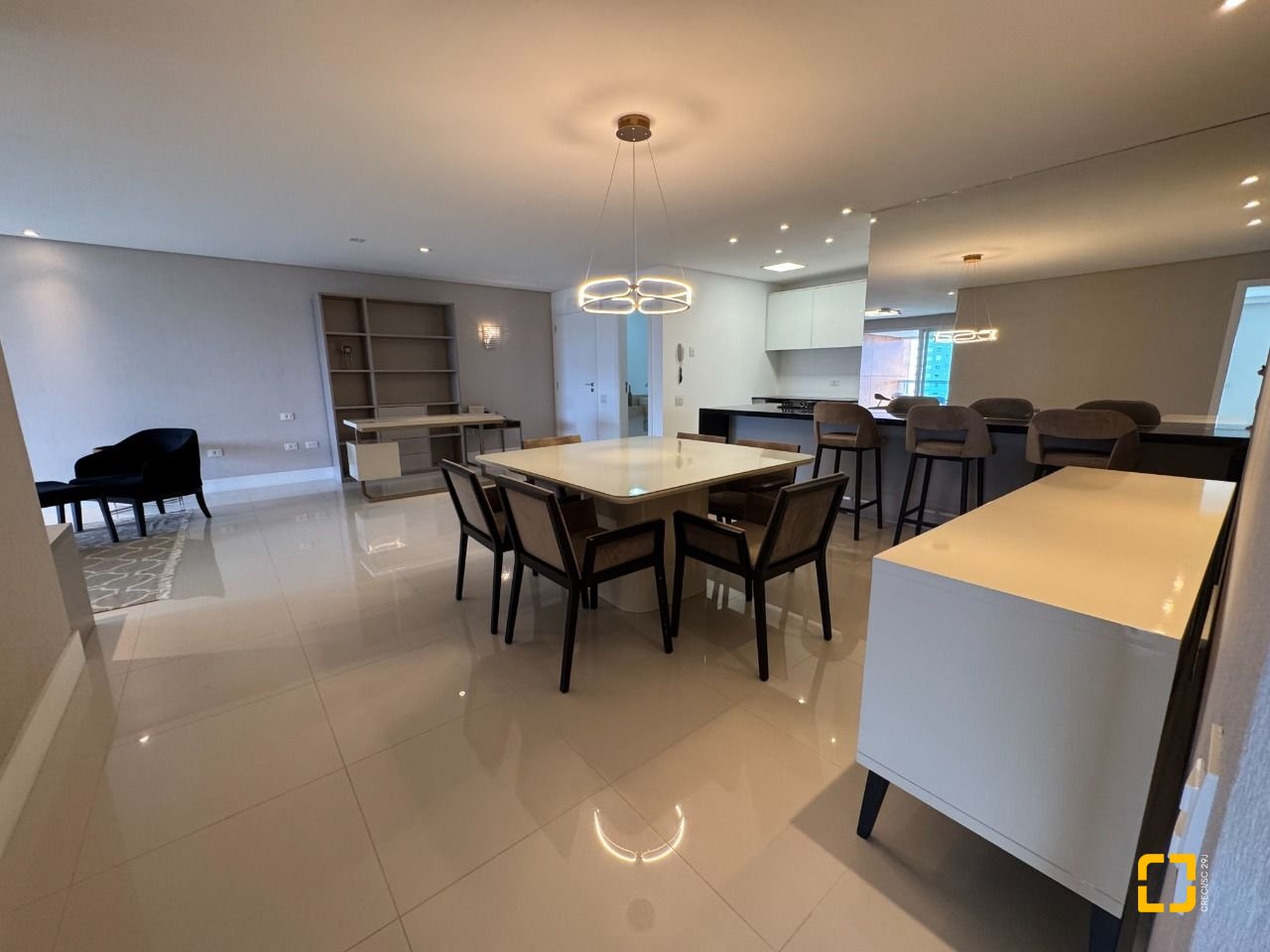 Apartamento com 165m², 6 quartos (sendo 3 suítes), 2 garagens, no bairro Agronômica em Florianópolis