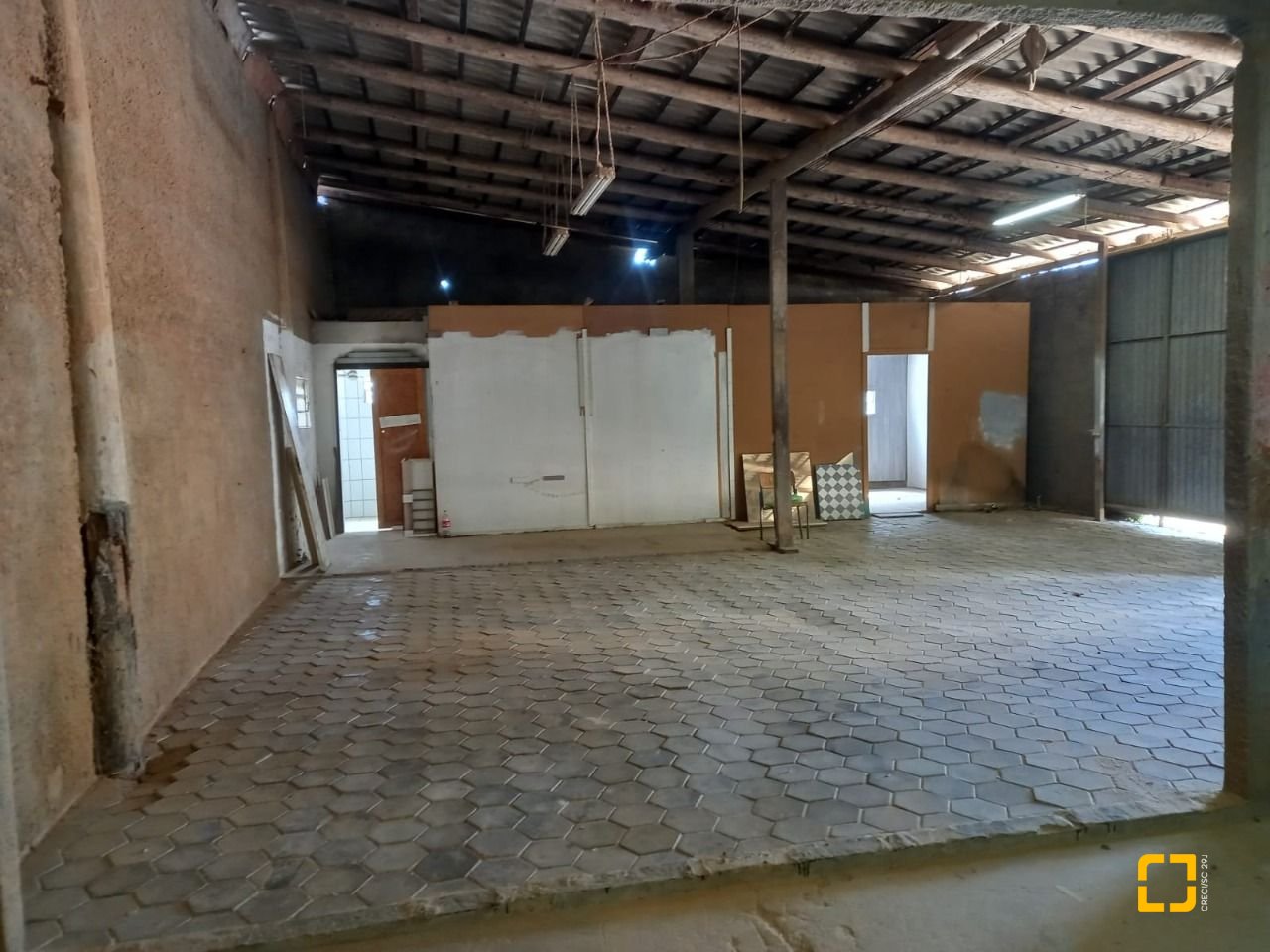 Galpão com 200m², 18 garagens, no bairro São João do Rio Vermelho em Florianópolis