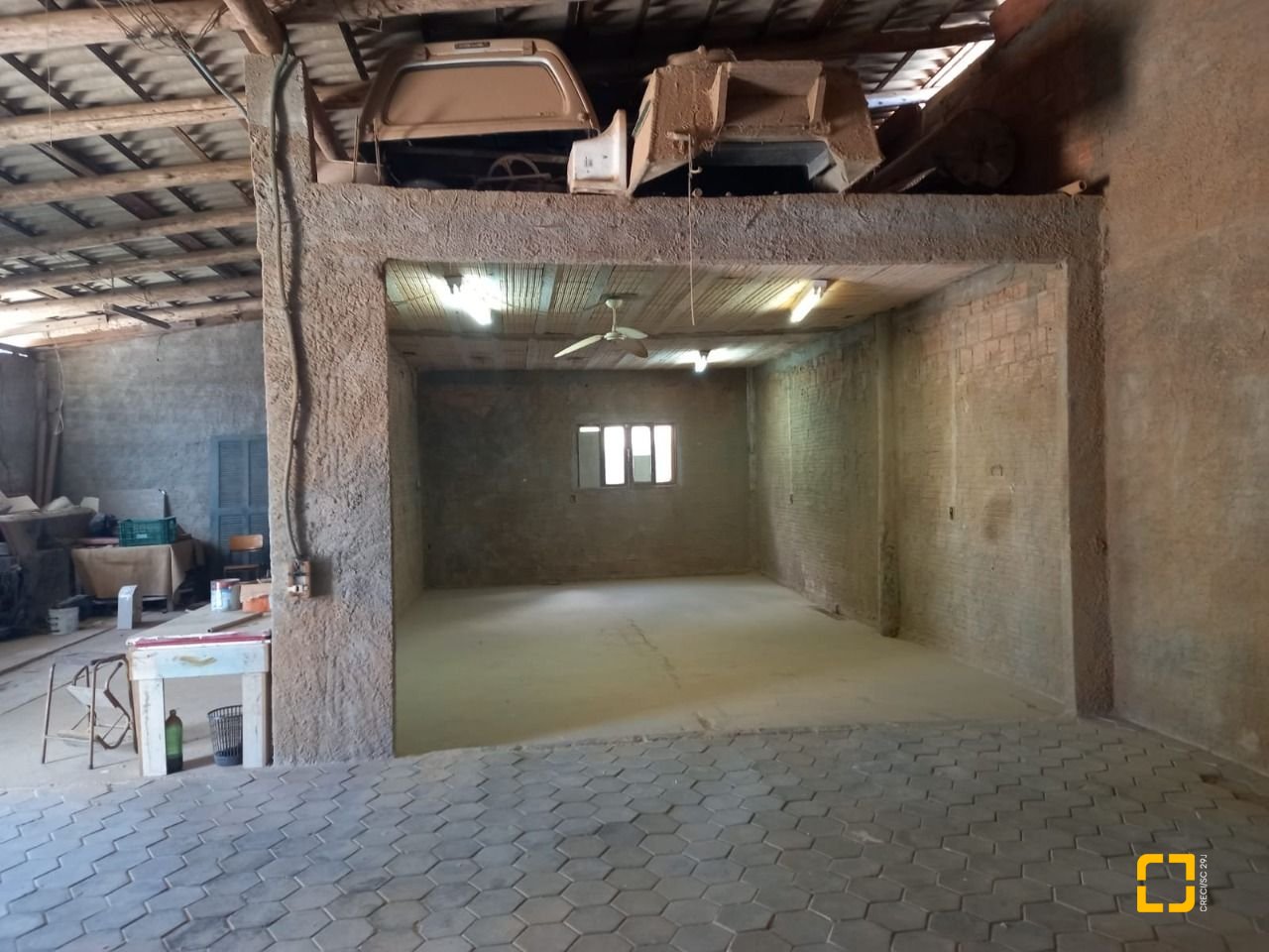Galpão com 200m², 18 garagens, no bairro São João do Rio Vermelho em Florianópolis