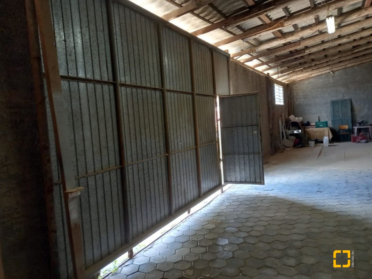 Galpão com 200m², 18 garagens, no bairro São João do Rio Vermelho em Florianópolis