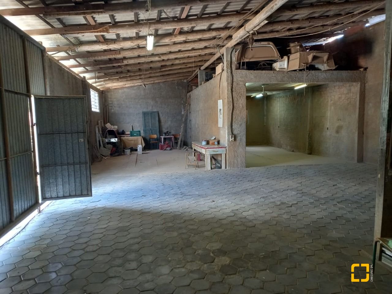 Galpão com 200m², 18 garagens, no bairro São João do Rio Vermelho em Florianópolis