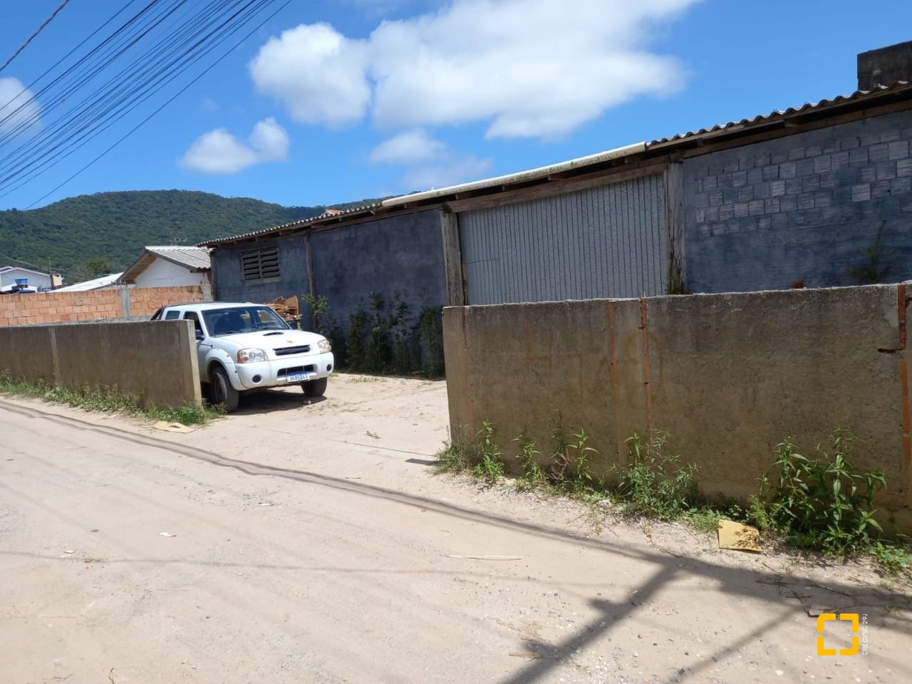 Galpão com 200m², 18 garagens, no bairro São João do Rio Vermelho em Florianópolis
