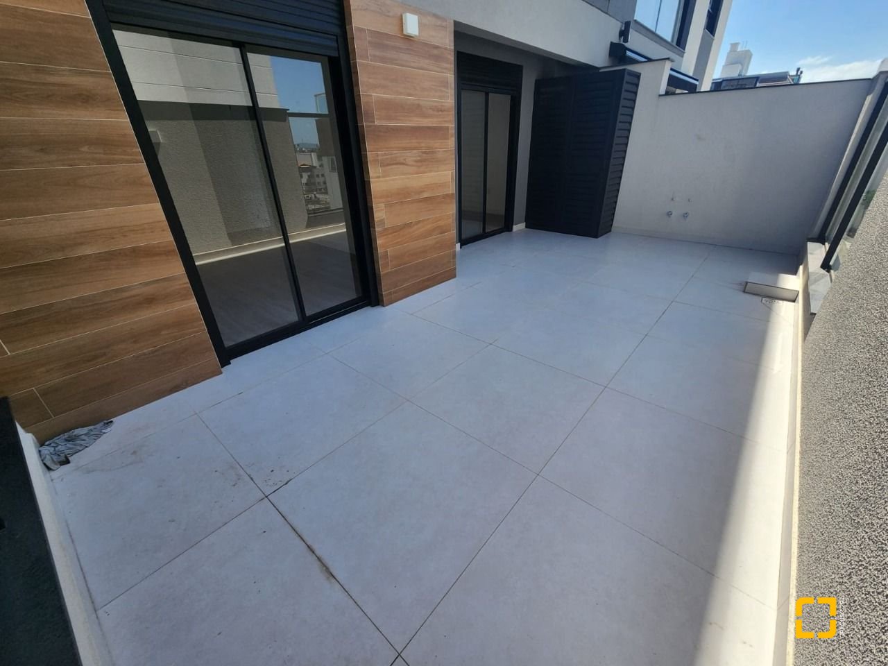 Apartamento com 100m², 4 quartos (sendo 2 suítes), 1 garagem, no bairro Coqueiros em Florianópolis