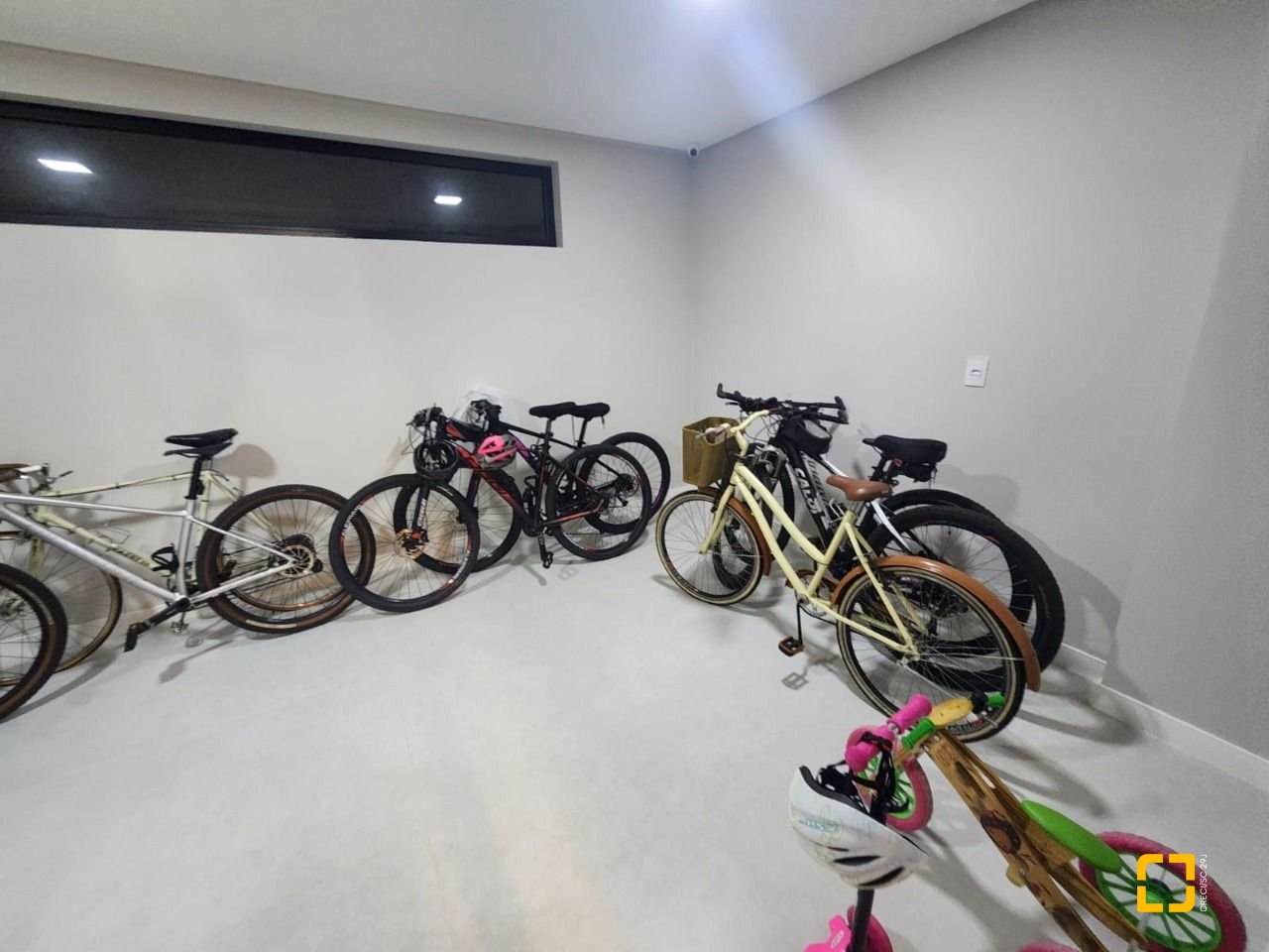 Apartamento com 100m², 4 quartos (sendo 2 suítes), 1 garagem, no bairro Coqueiros em Florianópolis