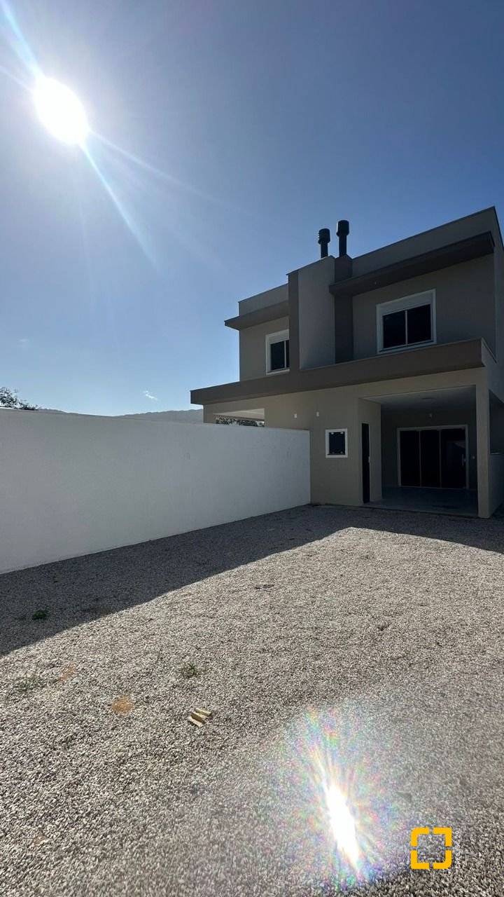 Casa com 156m², 4 quartos (sendo 1 suíte), 2 garagens, no bairro Rio Vermelho em Florianópolis