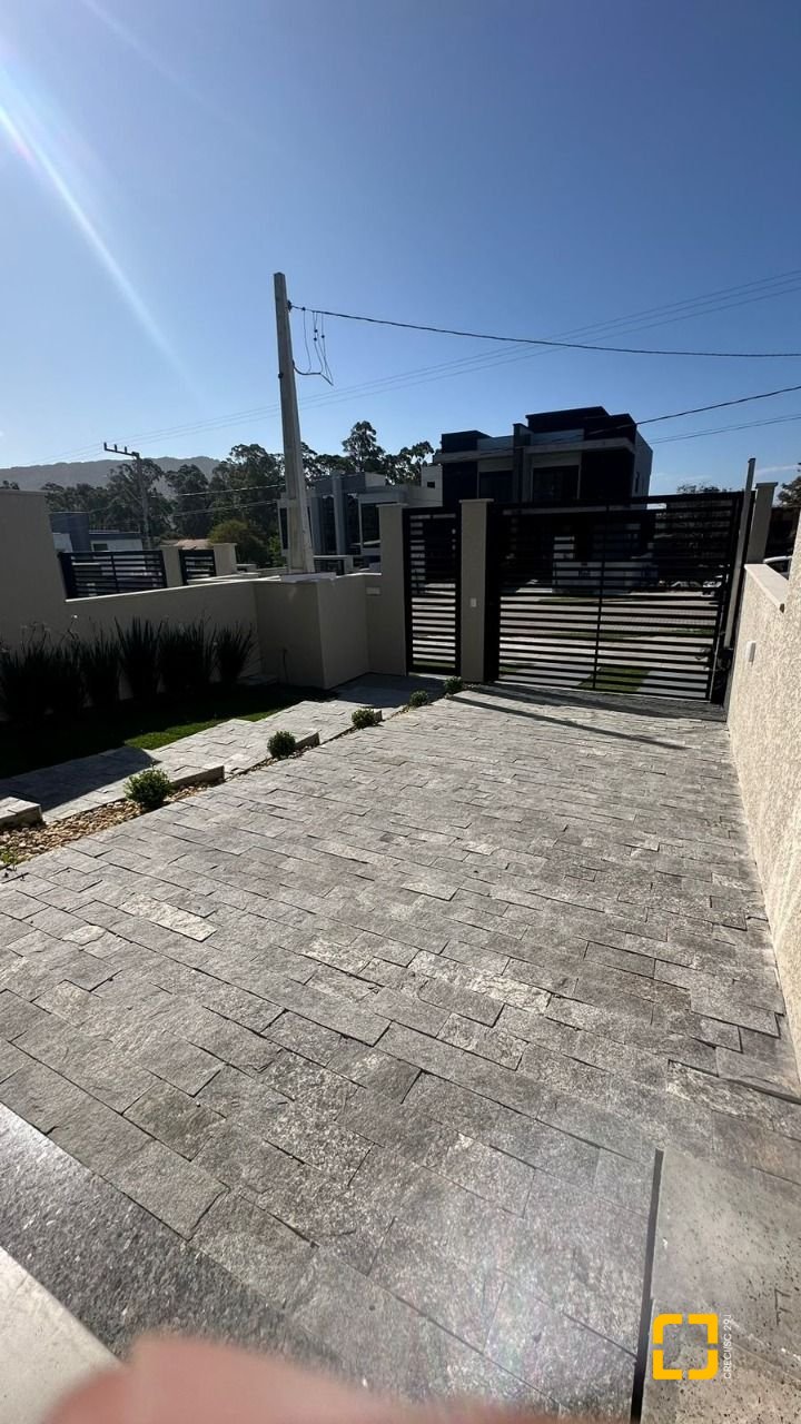 Casa com 156m², 4 quartos (sendo 1 suíte), 2 garagens, no bairro Rio Vermelho em Florianópolis