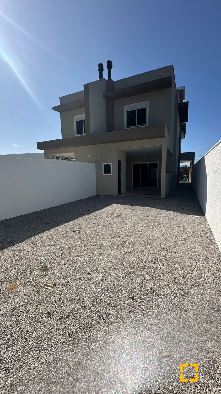 Casa com 156m², 4 quartos (sendo 1 suíte), 2 garagens, no bairro Rio Vermelho em Florianópolis