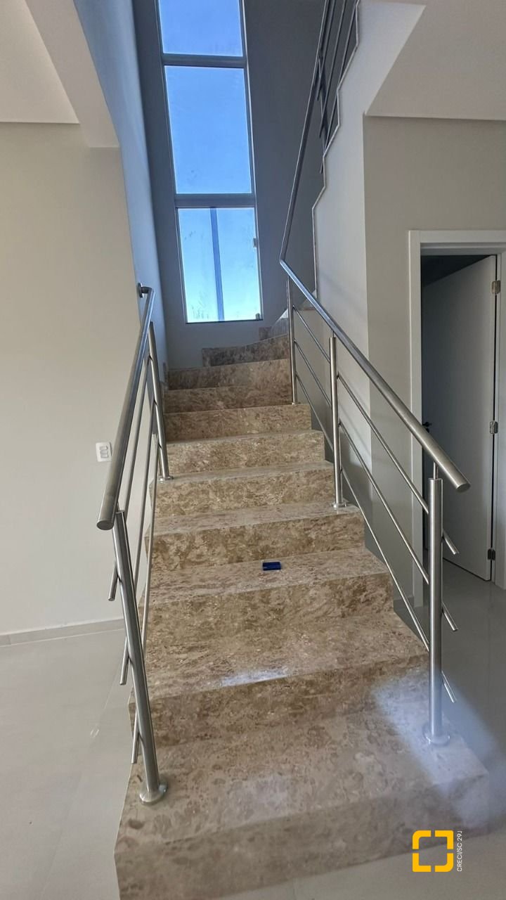 Casa com 156m², 4 quartos (sendo 1 suíte), 2 garagens, no bairro Rio Vermelho em Florianópolis
