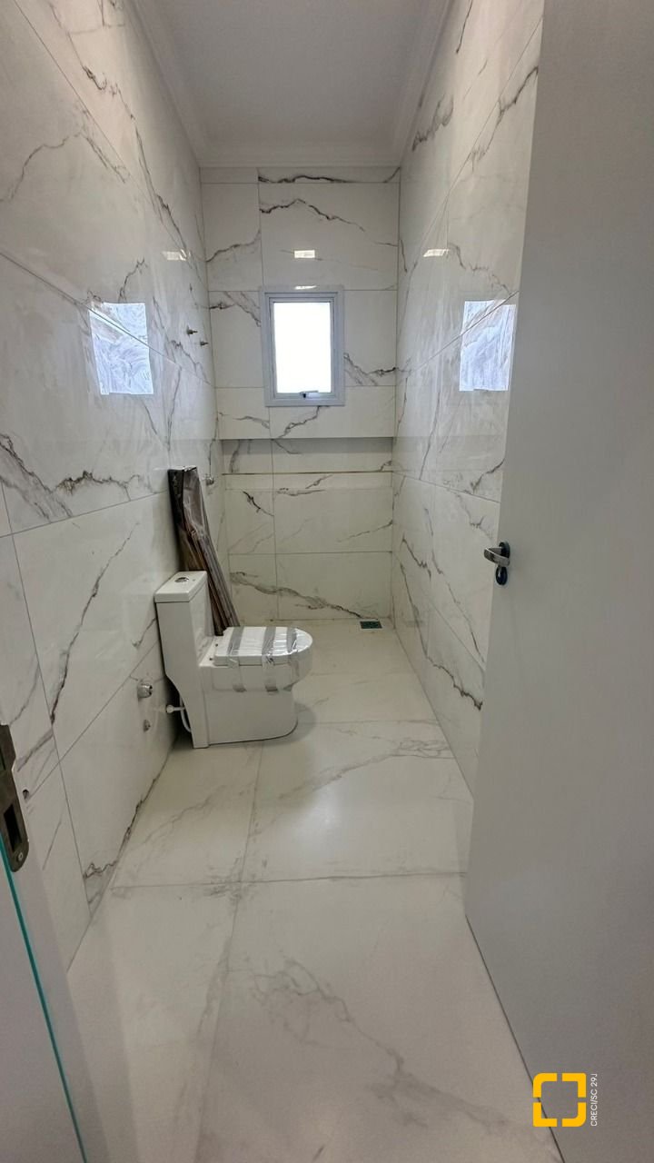 Casa com 156m², 4 quartos (sendo 1 suíte), 2 garagens, no bairro Rio Vermelho em Florianópolis