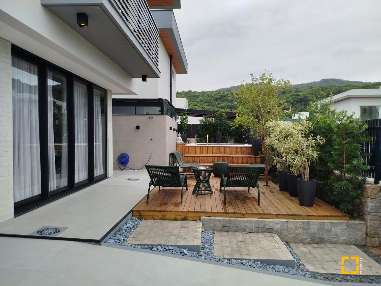 Casa com 180m², 4 quartos (sendo 1 suíte), 2 garagens, no bairro Rio Tavares em Florianópolis