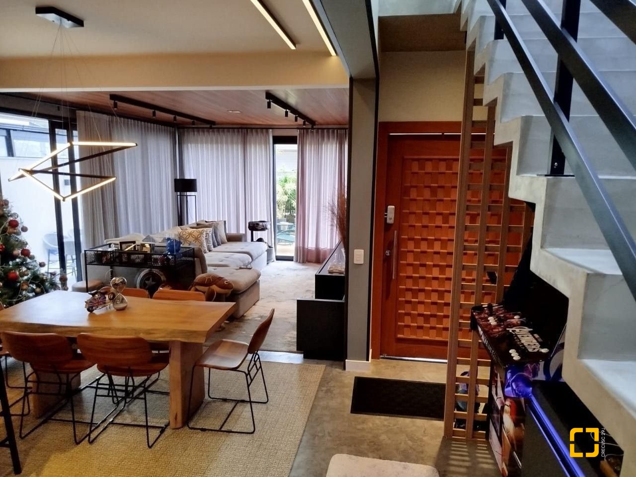 Casa com 180m², 4 quartos (sendo 1 suíte), 2 garagens, no bairro Rio Tavares em Florianópolis