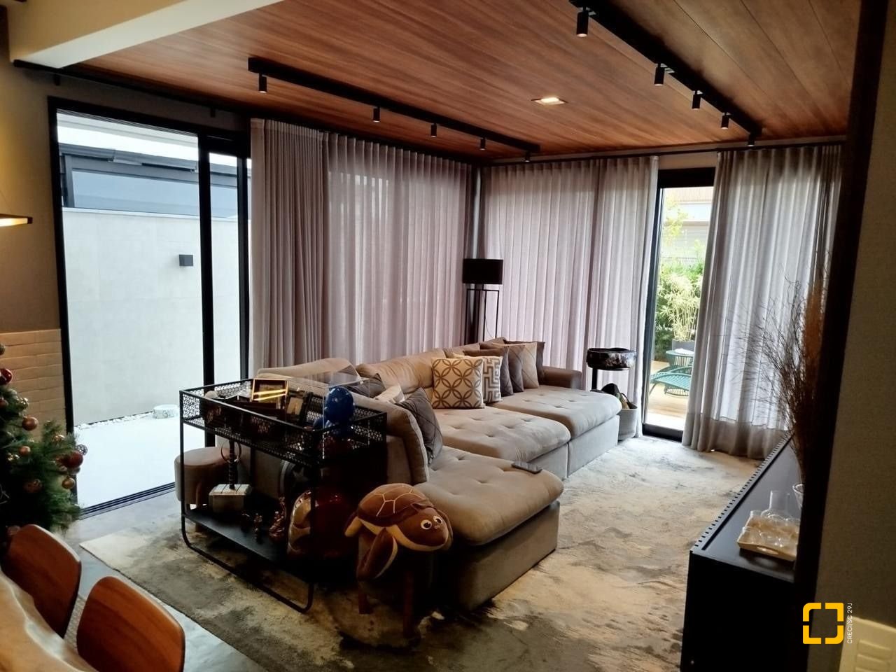 Casa com 180m², 4 quartos (sendo 1 suíte), 2 garagens, no bairro Rio Tavares em Florianópolis