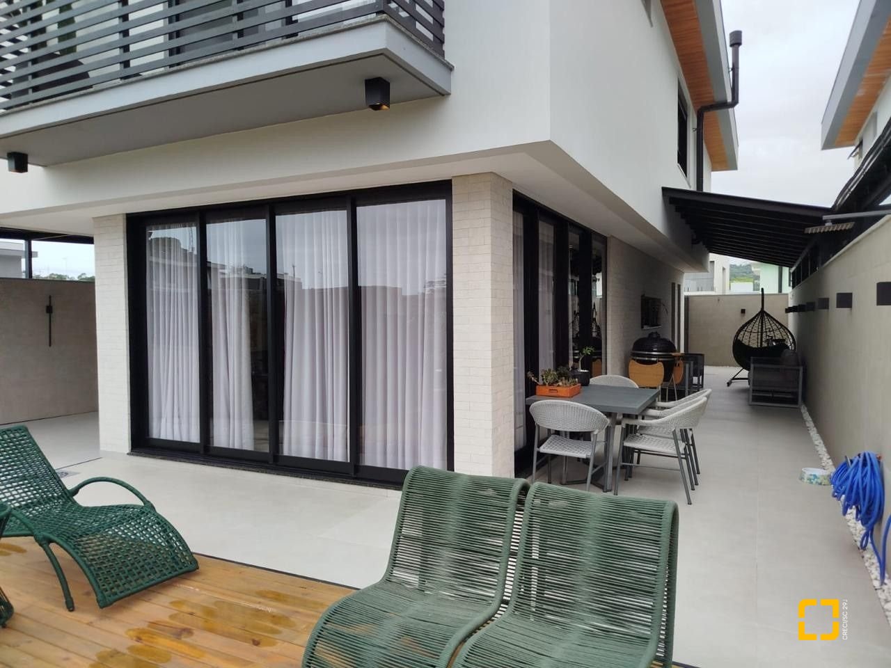 Casa com 180m², 3 quartos (sendo 1 suíte), 2 garagens, no bairro Rio Tavares em Florianópolis