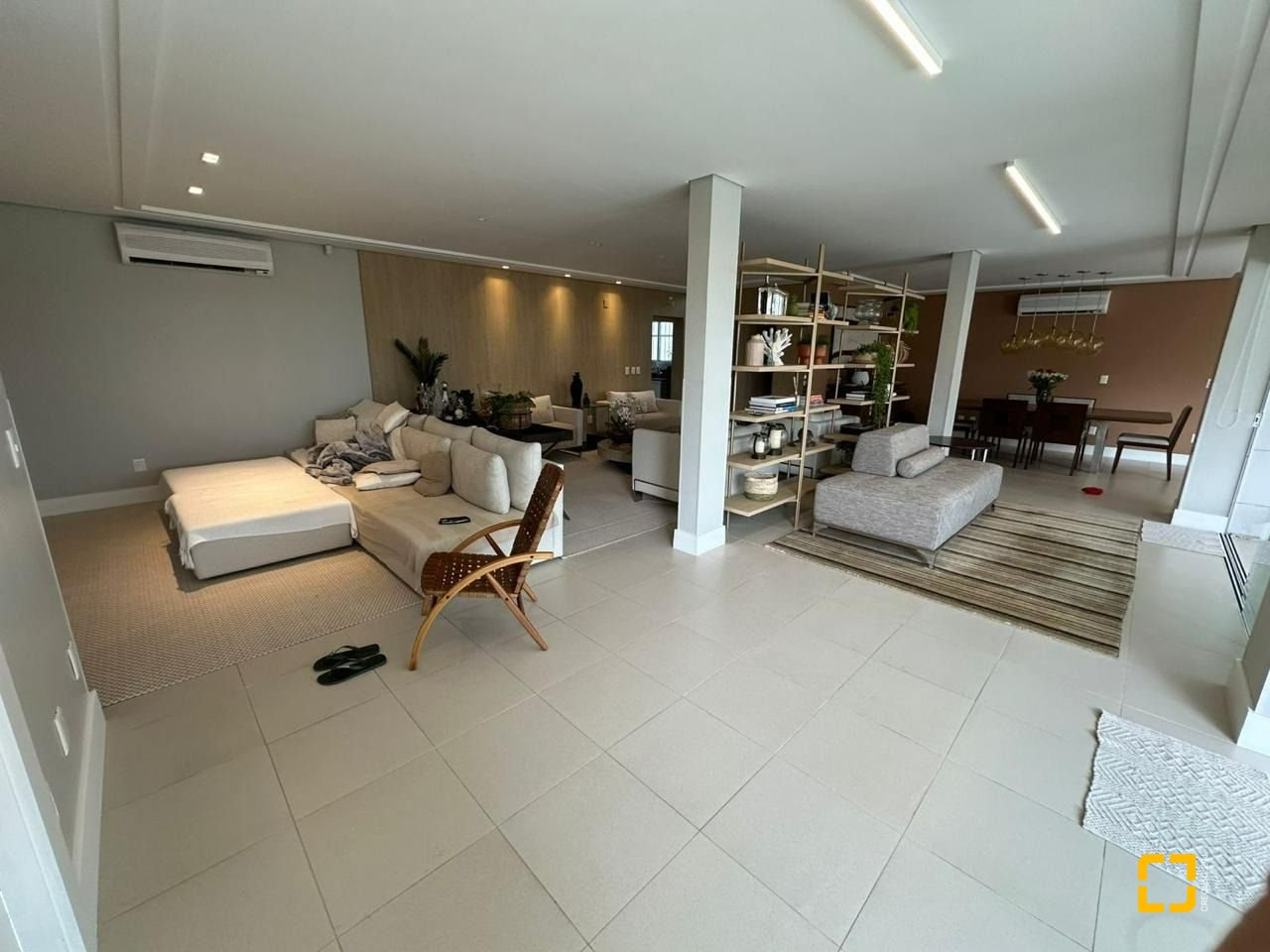 Casa com 560m², 10 quartos (sendo 5 suítes), 8 garagens, no bairro Cachoeira do Bom Jesus em Florianópolis
