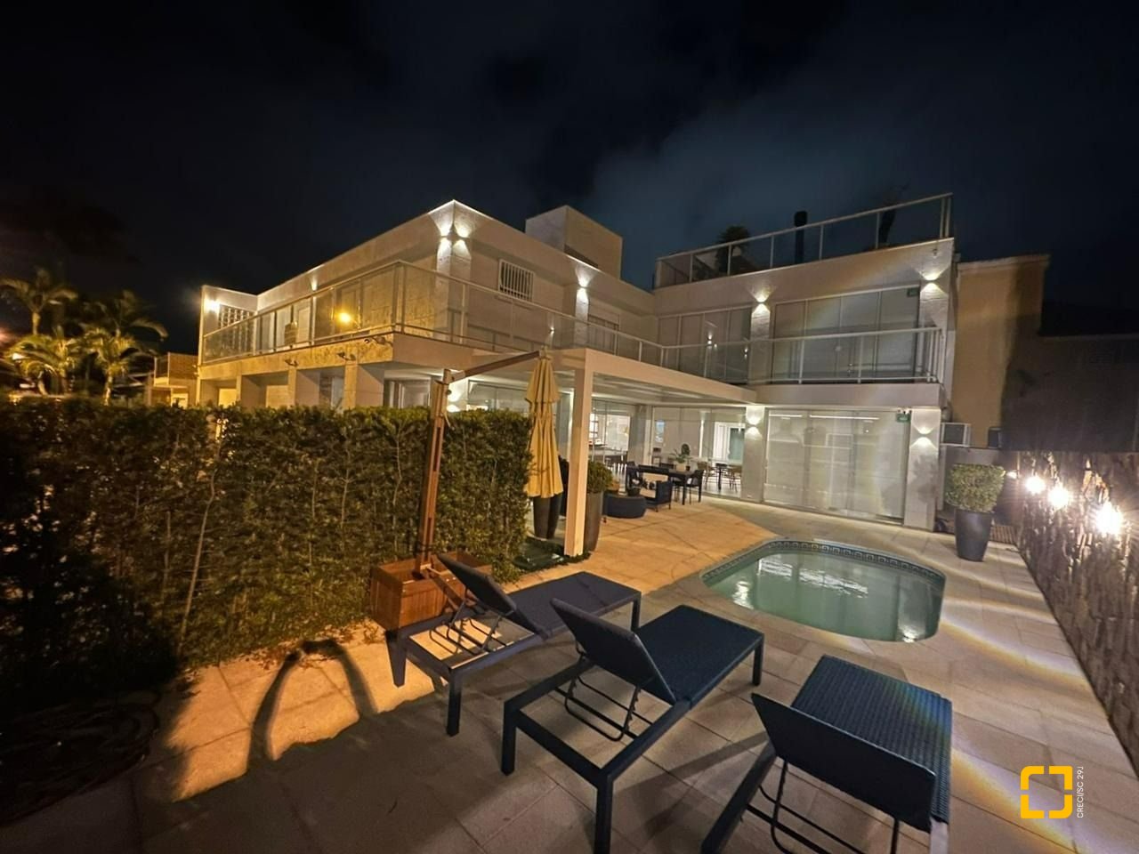 Casa com 560m², 10 quartos (sendo 5 suítes), 8 garagens, no bairro Cachoeira do Bom Jesus em Florianópolis