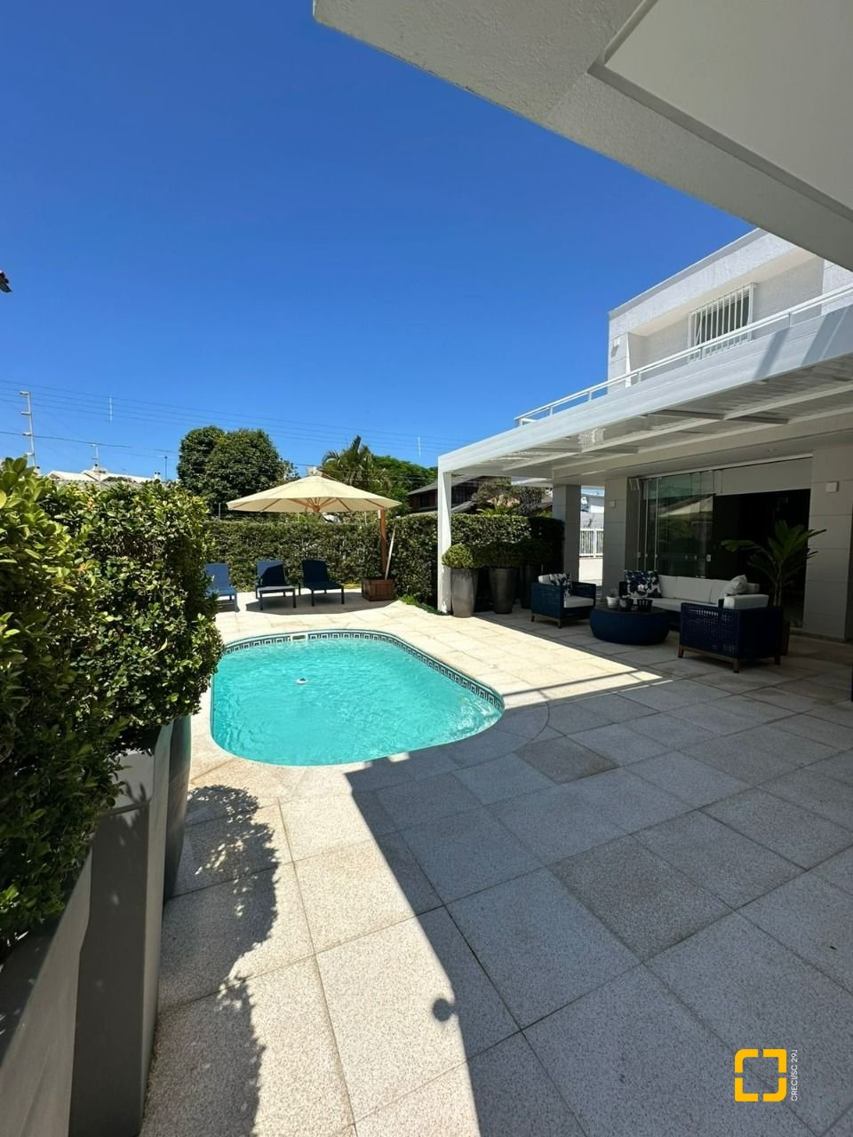 Casa com 560m², 10 quartos (sendo 5 suítes), 8 garagens, no bairro Cachoeira do Bom Jesus em Florianópolis