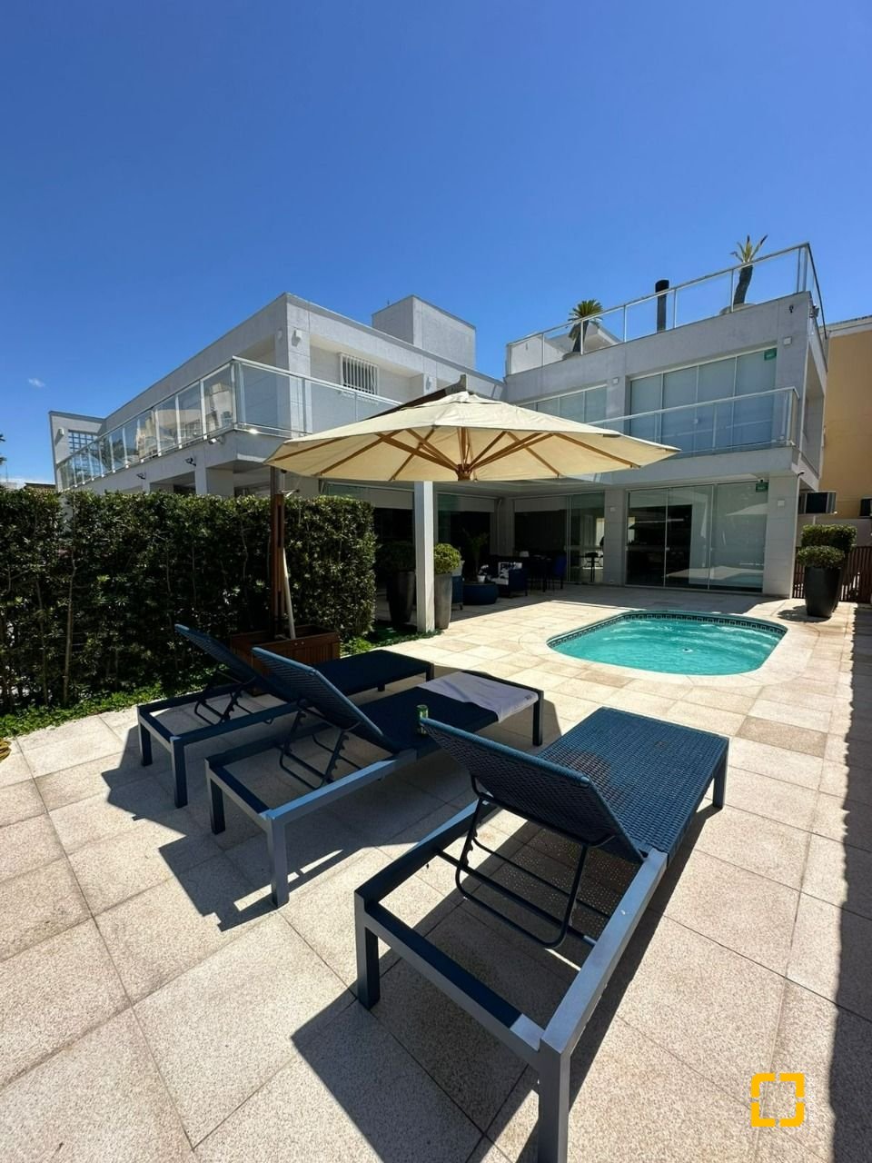 Casa com 560m², 10 quartos (sendo 5 suítes), 8 garagens, no bairro Cachoeira do Bom Jesus em Florianópolis