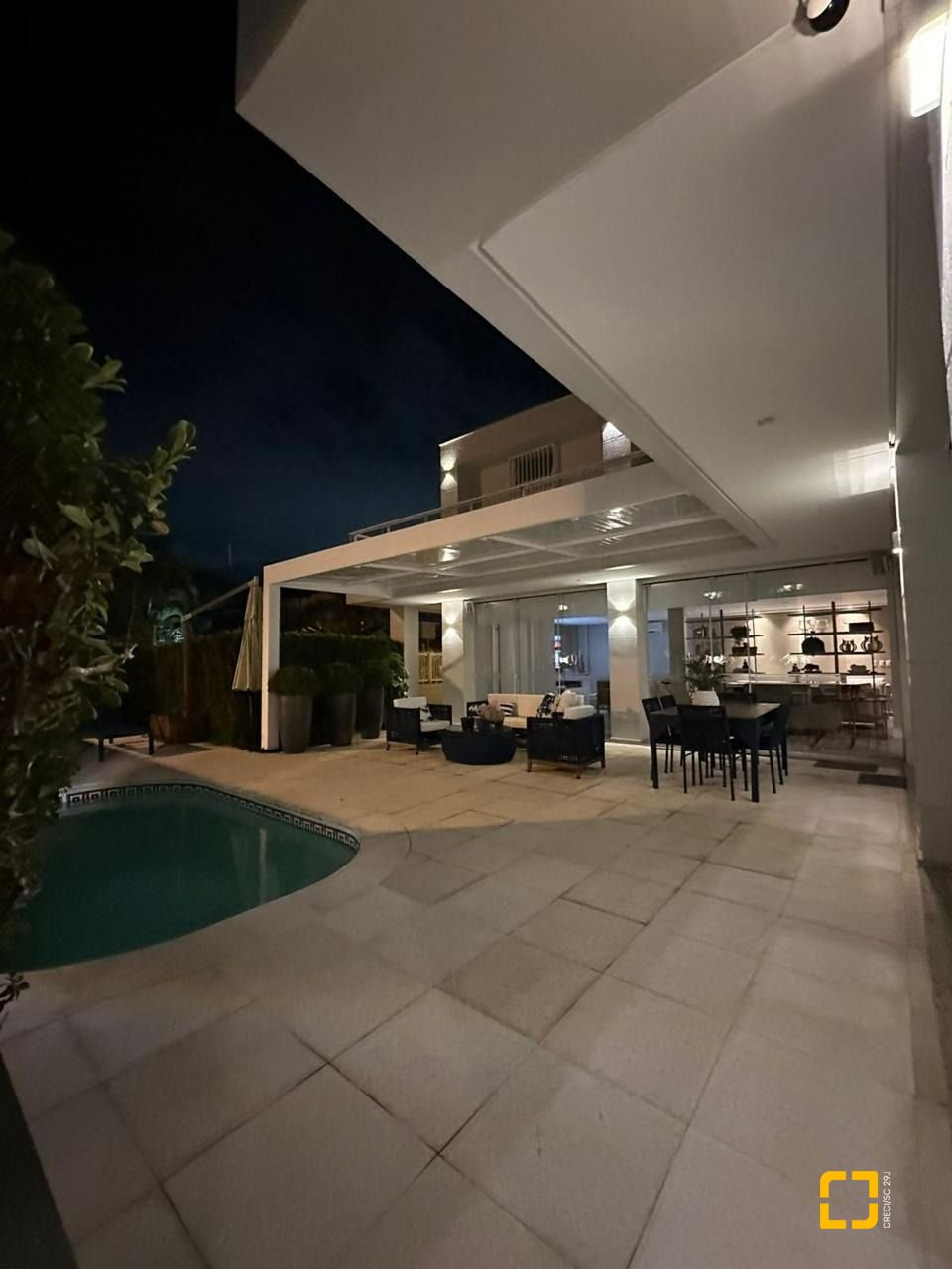 Casa com 560m², 10 quartos (sendo 5 suítes), 8 garagens, no bairro Cachoeira do Bom Jesus em Florianópolis