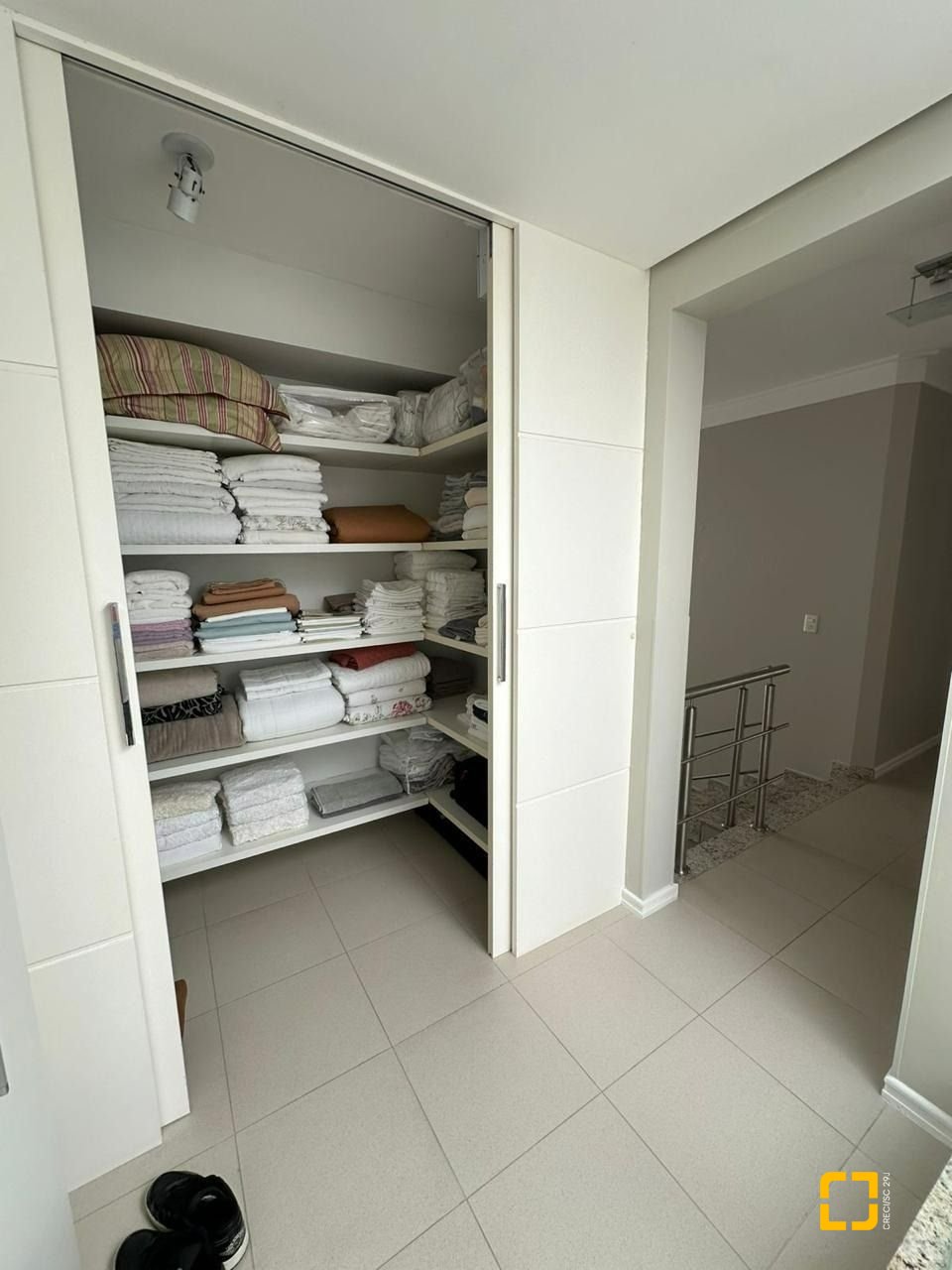 Casa com 560m², 10 quartos (sendo 5 suítes), 8 garagens, no bairro Cachoeira do Bom Jesus em Florianópolis