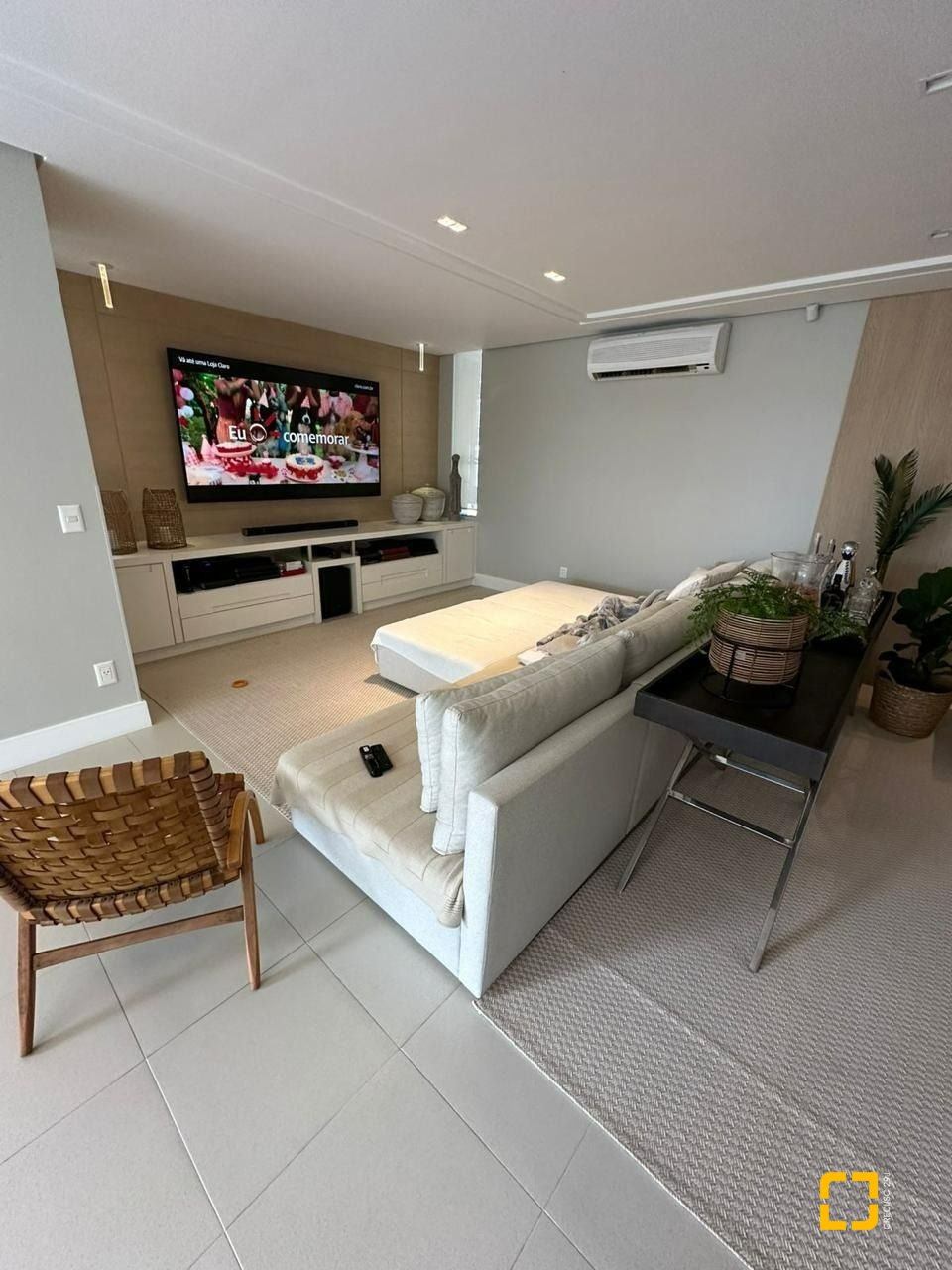 Casa com 560m², 10 quartos (sendo 5 suítes), 8 garagens, no bairro Cachoeira do Bom Jesus em Florianópolis