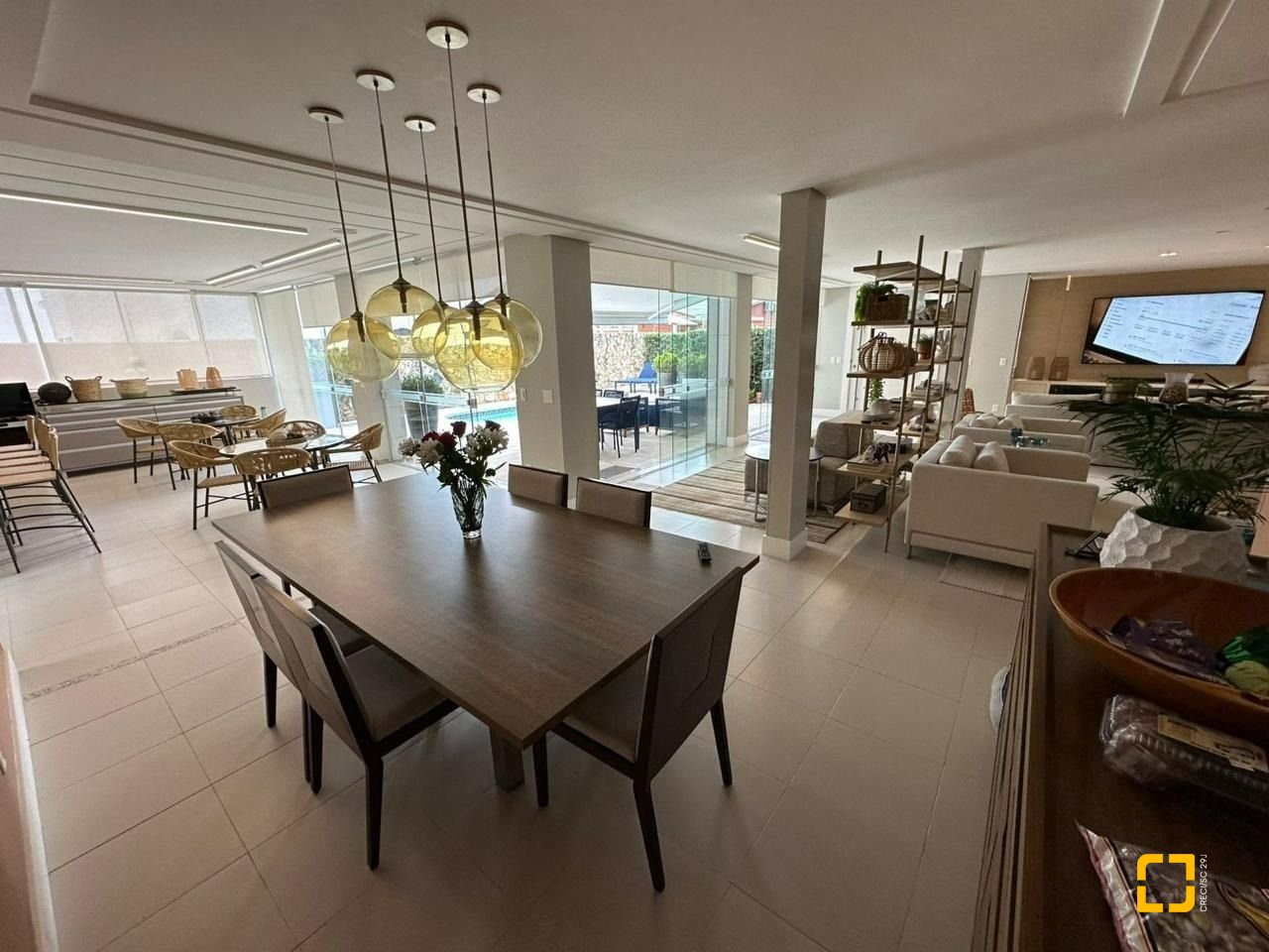 Casa com 560m², 10 quartos (sendo 5 suítes), 8 garagens, no bairro Cachoeira do Bom Jesus em Florianópolis