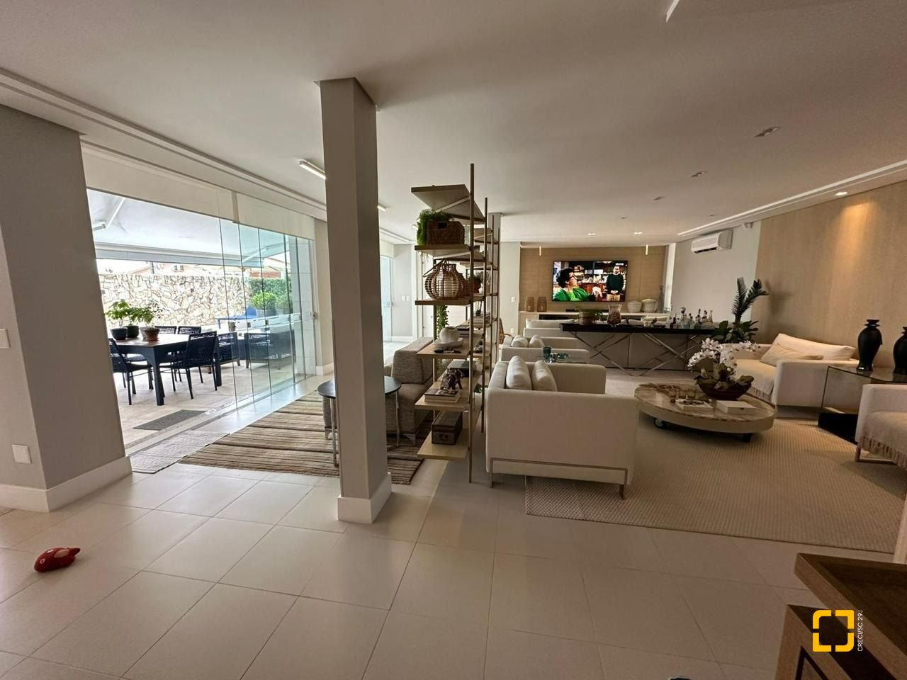 Casa com 560m², 10 quartos (sendo 5 suítes), 8 garagens, no bairro Cachoeira do Bom Jesus em Florianópolis