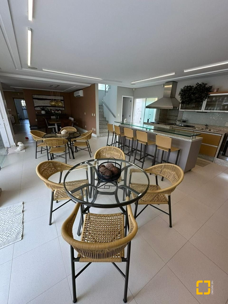 Casa com 560m², 10 quartos (sendo 5 suítes), 8 garagens, no bairro Cachoeira do Bom Jesus em Florianópolis