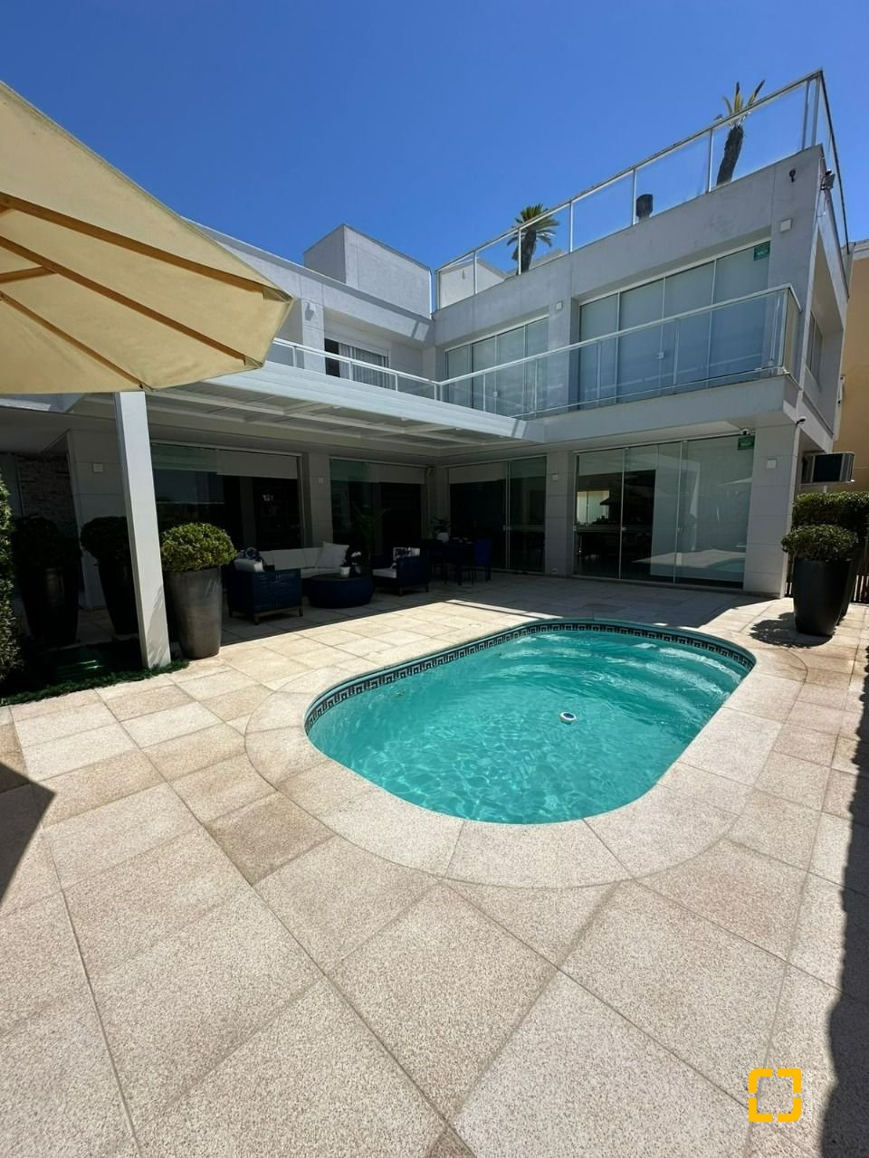 Casa com 560m², 5 quartos (sendo 5 suítes), 8 garagens, no bairro Cachoeira do Bom Jesus em Florianópolis