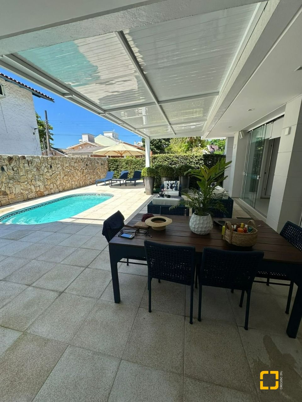 Casa com 560m², 5 quartos (sendo 5 suítes), 8 garagens, no bairro Cachoeira do Bom Jesus em Florianópolis