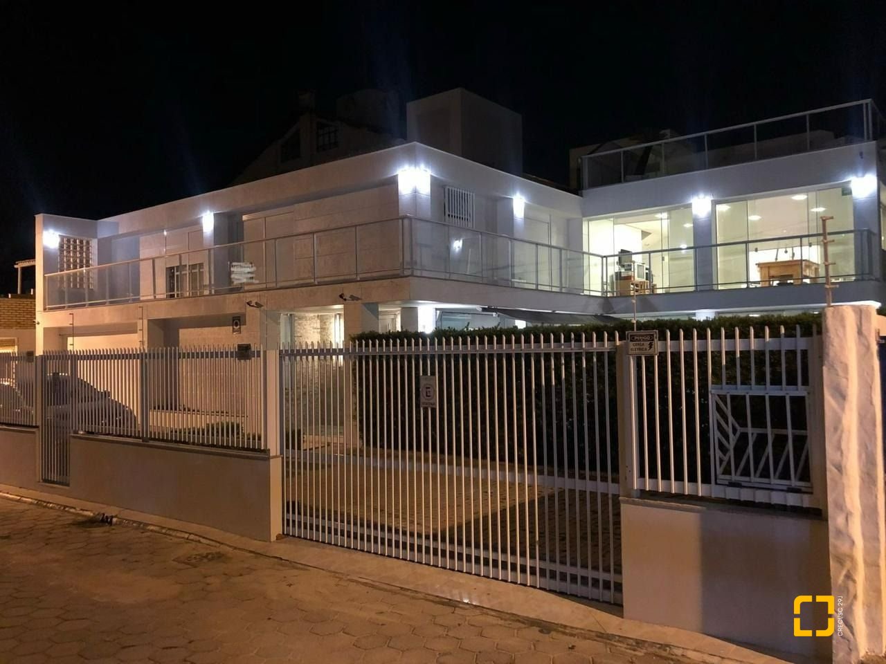 Casa com 560m², 5 quartos (sendo 5 suítes), 8 garagens, no bairro Cachoeira do Bom Jesus em Florianópolis