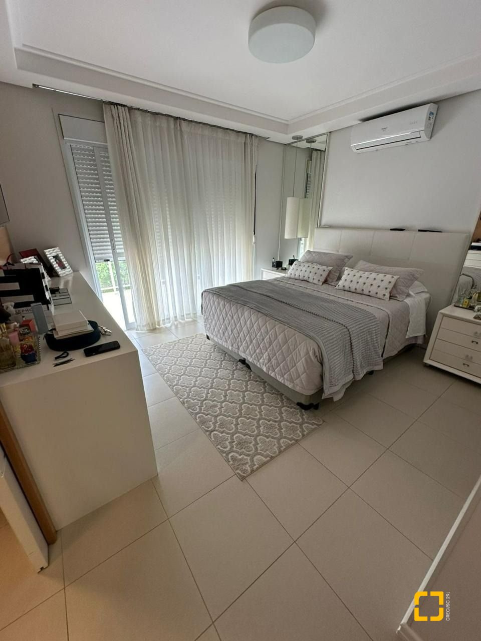 Casa com 560m², 5 quartos (sendo 5 suítes), 8 garagens, no bairro Cachoeira do Bom Jesus em Florianópolis