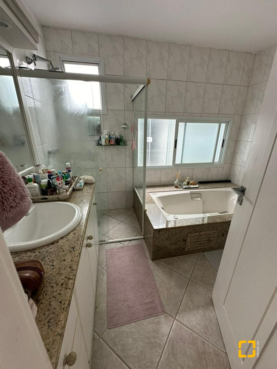 Casa com 560m², 5 quartos (sendo 5 suítes), 8 garagens, no bairro Cachoeira do Bom Jesus em Florianópolis
