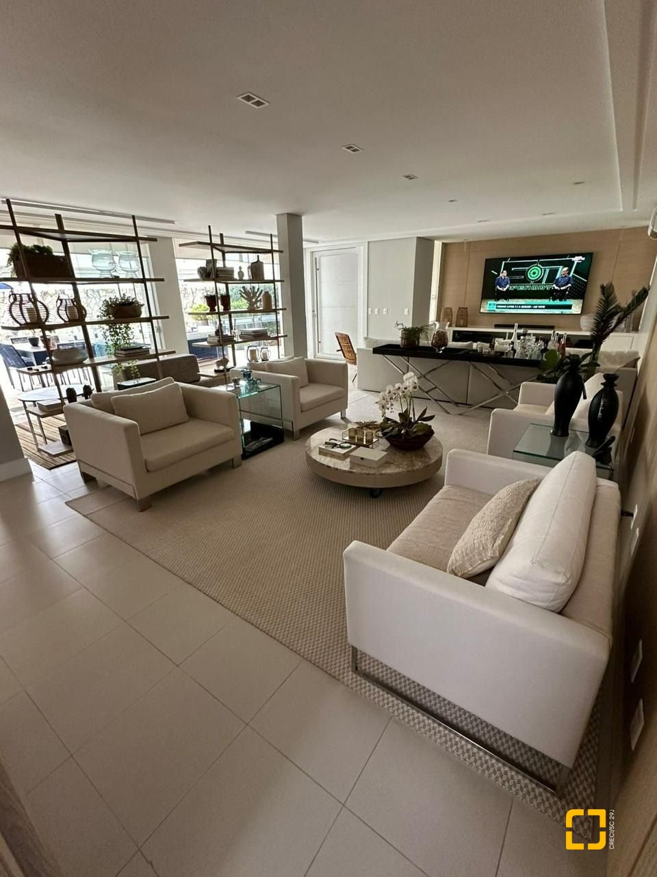 Casa com 560m², 5 quartos (sendo 5 suítes), 8 garagens, no bairro Cachoeira do Bom Jesus em Florianópolis