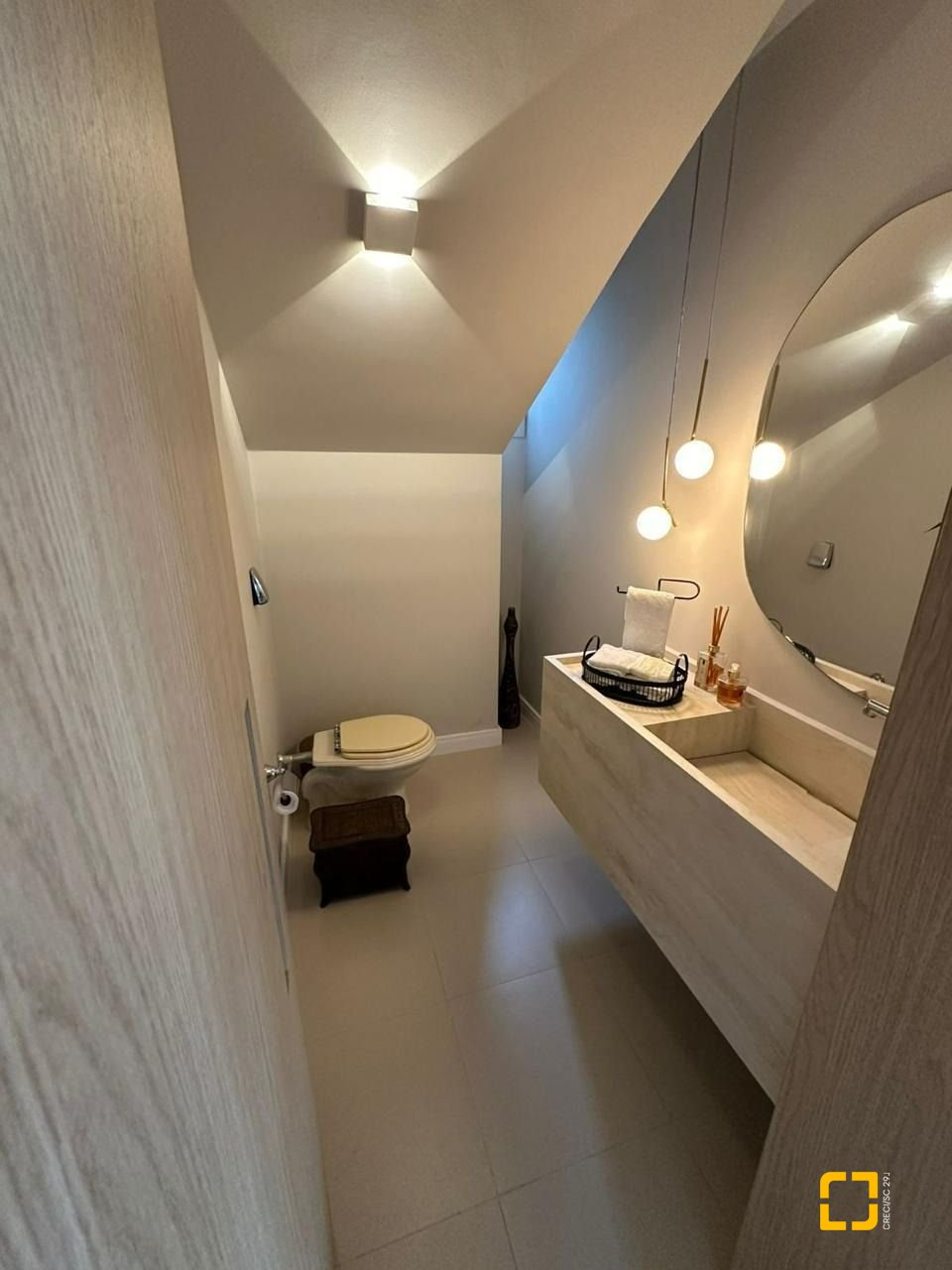 Casa com 560m², 5 quartos (sendo 5 suítes), 8 garagens, no bairro Cachoeira do Bom Jesus em Florianópolis