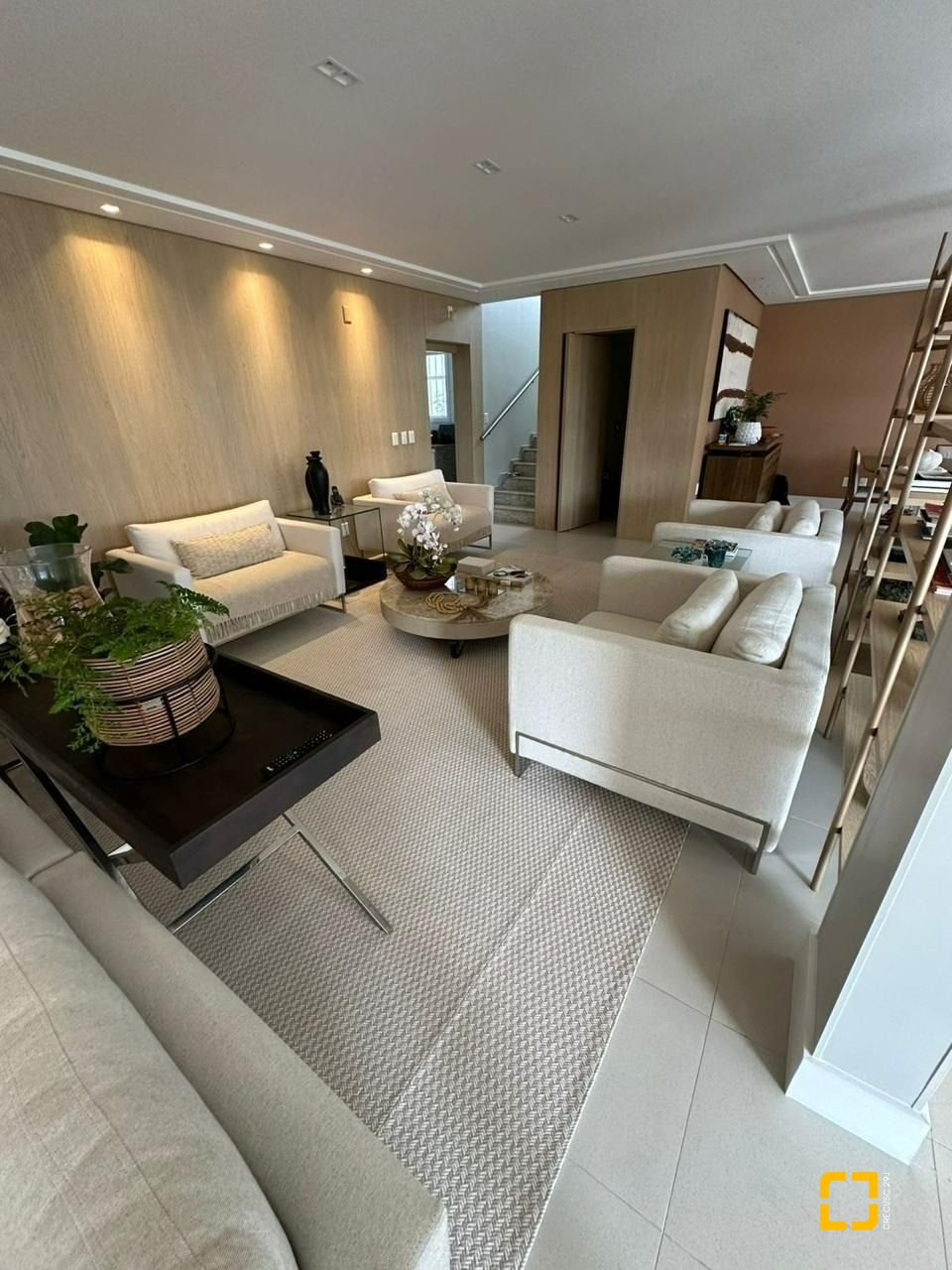 Casa com 560m², 5 quartos (sendo 5 suítes), 8 garagens, no bairro Cachoeira do Bom Jesus em Florianópolis