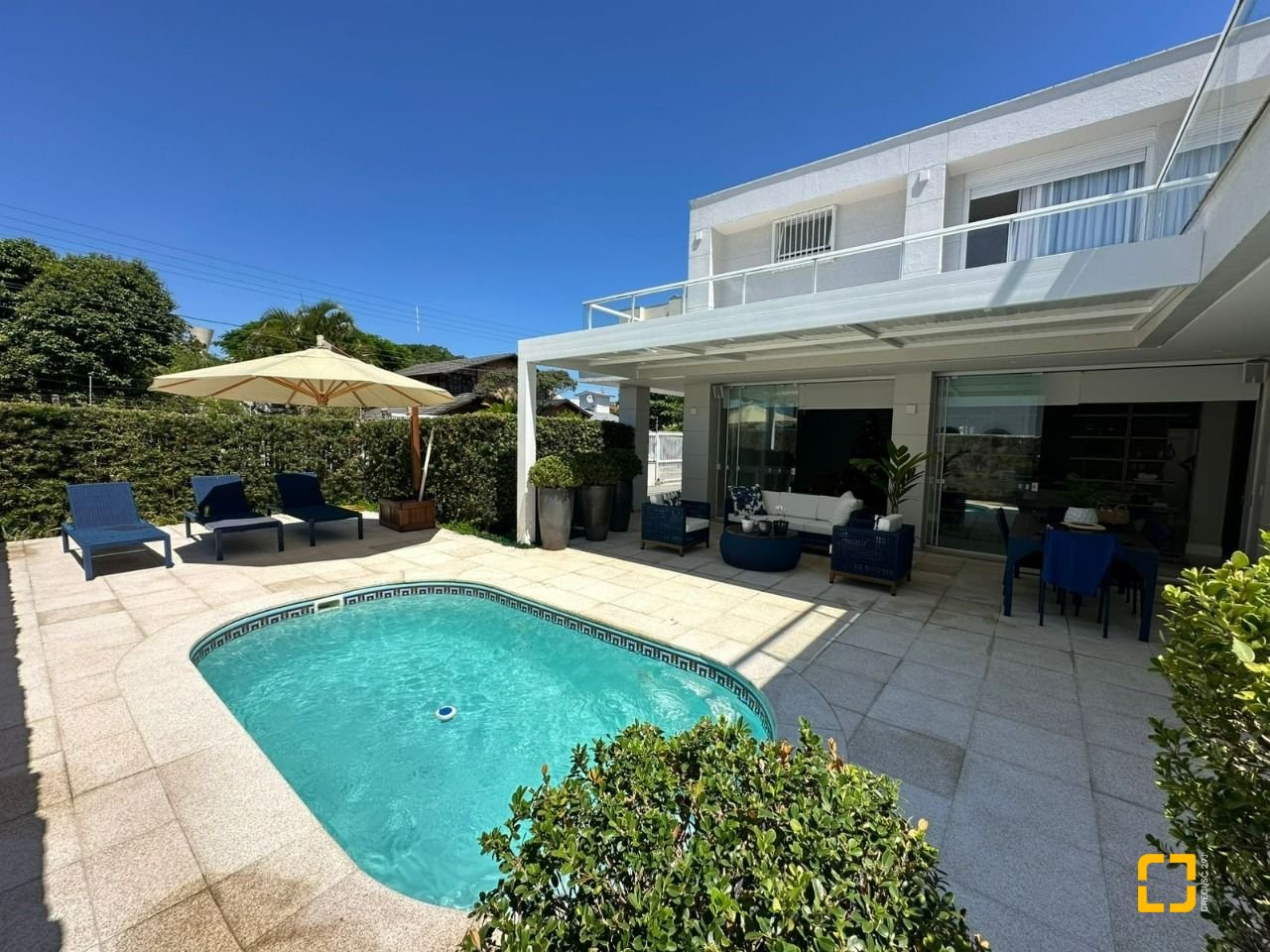 Casa com 560m², 10 quartos (sendo 5 suítes), 8 garagens, no bairro Cachoeira do Bom Jesus em Florianópolis