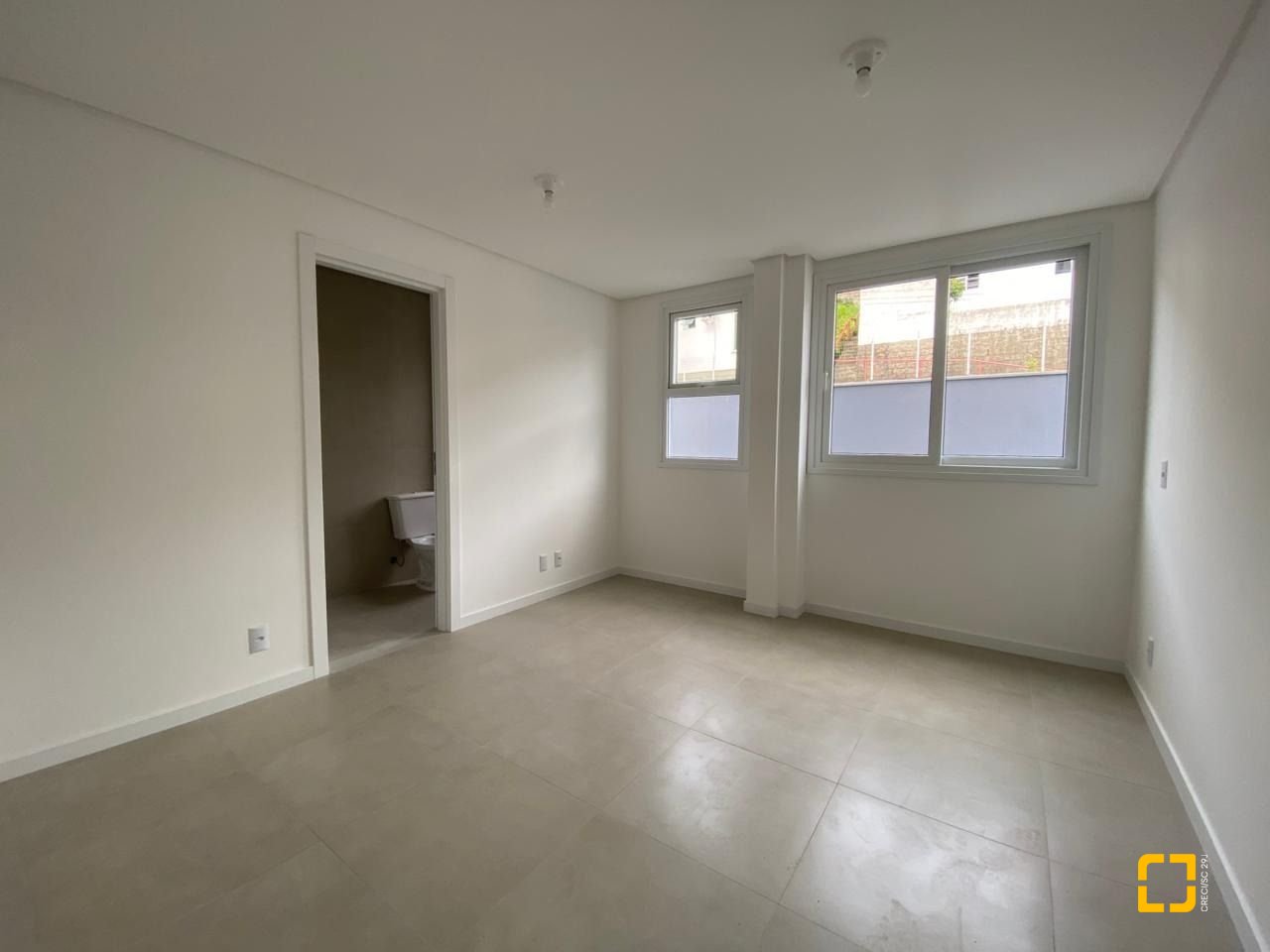 Apartamento com 52m², 2 quartos (sendo 1 suíte), 1 garagem, no bairro Centro em Florianópolis