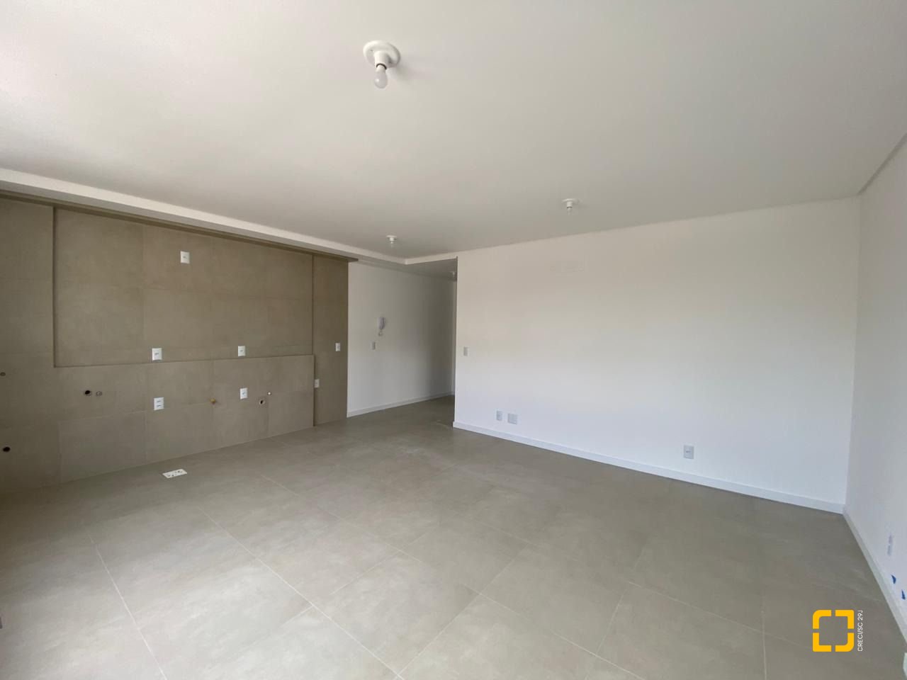 Apartamento com 52m², 2 quartos (sendo 1 suíte), 1 garagem, no bairro Centro em Florianópolis