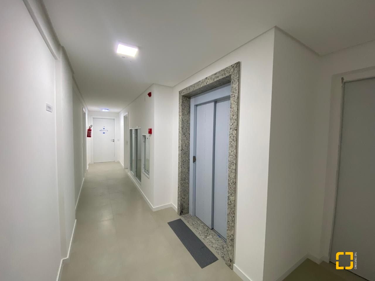 Apartamento com 52m², 2 quartos (sendo 1 suíte), 1 garagem, no bairro Centro em Florianópolis