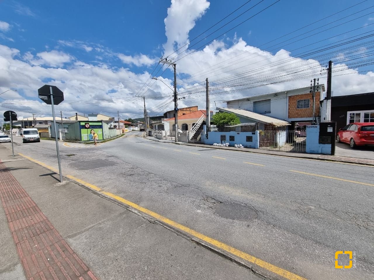 Casa com 190m², 4 garagens, no bairro Areias em São José