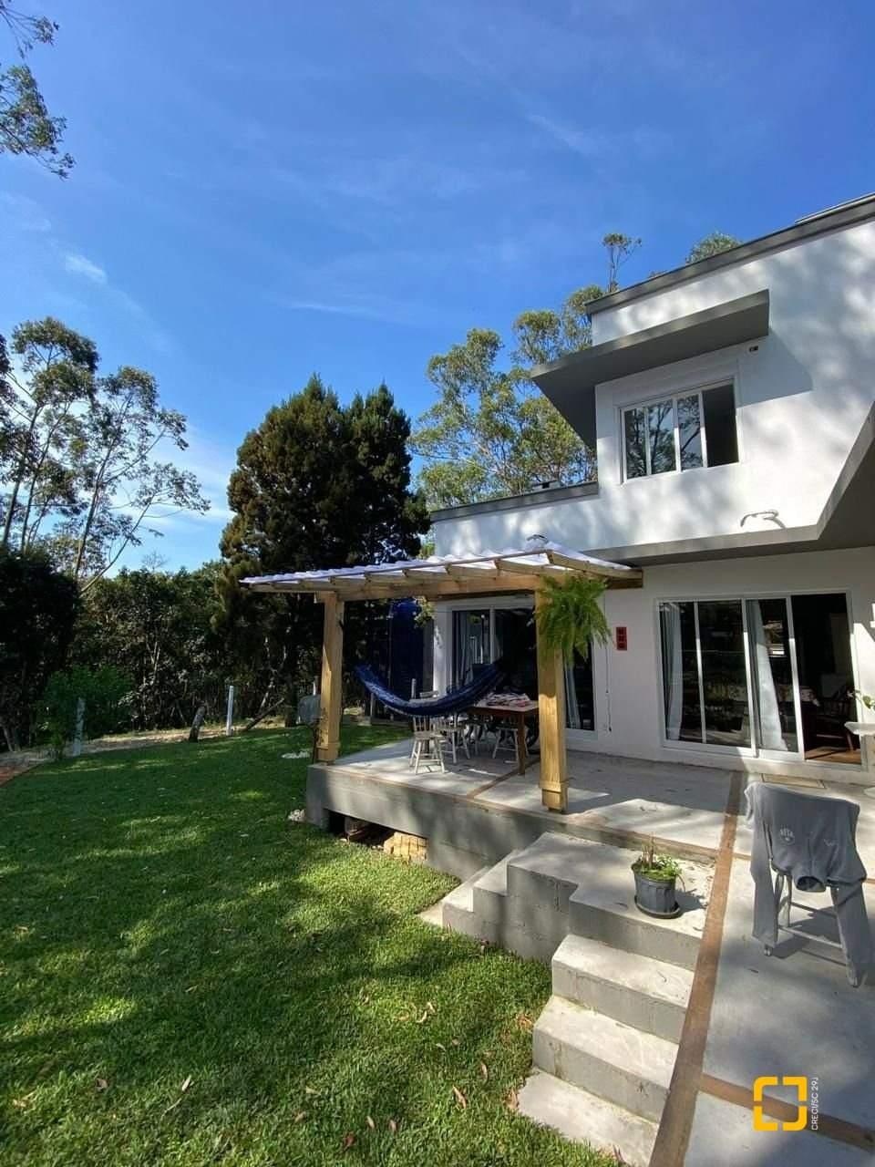 Casa com 190m², 4 quartos (sendo 2 suítes), 2 garagens, no bairro Ponta das Canas em Florianópolis