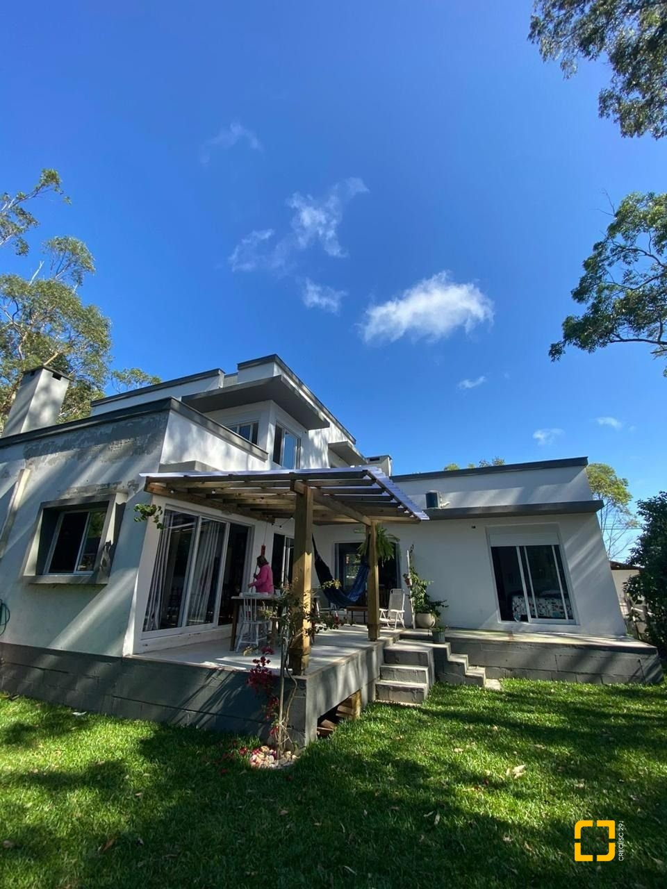 Casa com 190m², 4 quartos (sendo 2 suítes), 2 garagens, no bairro Ponta das Canas em Florianópolis