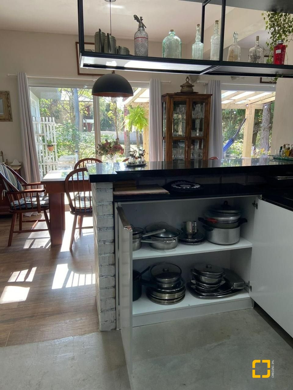 Casa com 190m², 4 quartos (sendo 2 suítes), 2 garagens, no bairro Ponta das Canas em Florianópolis